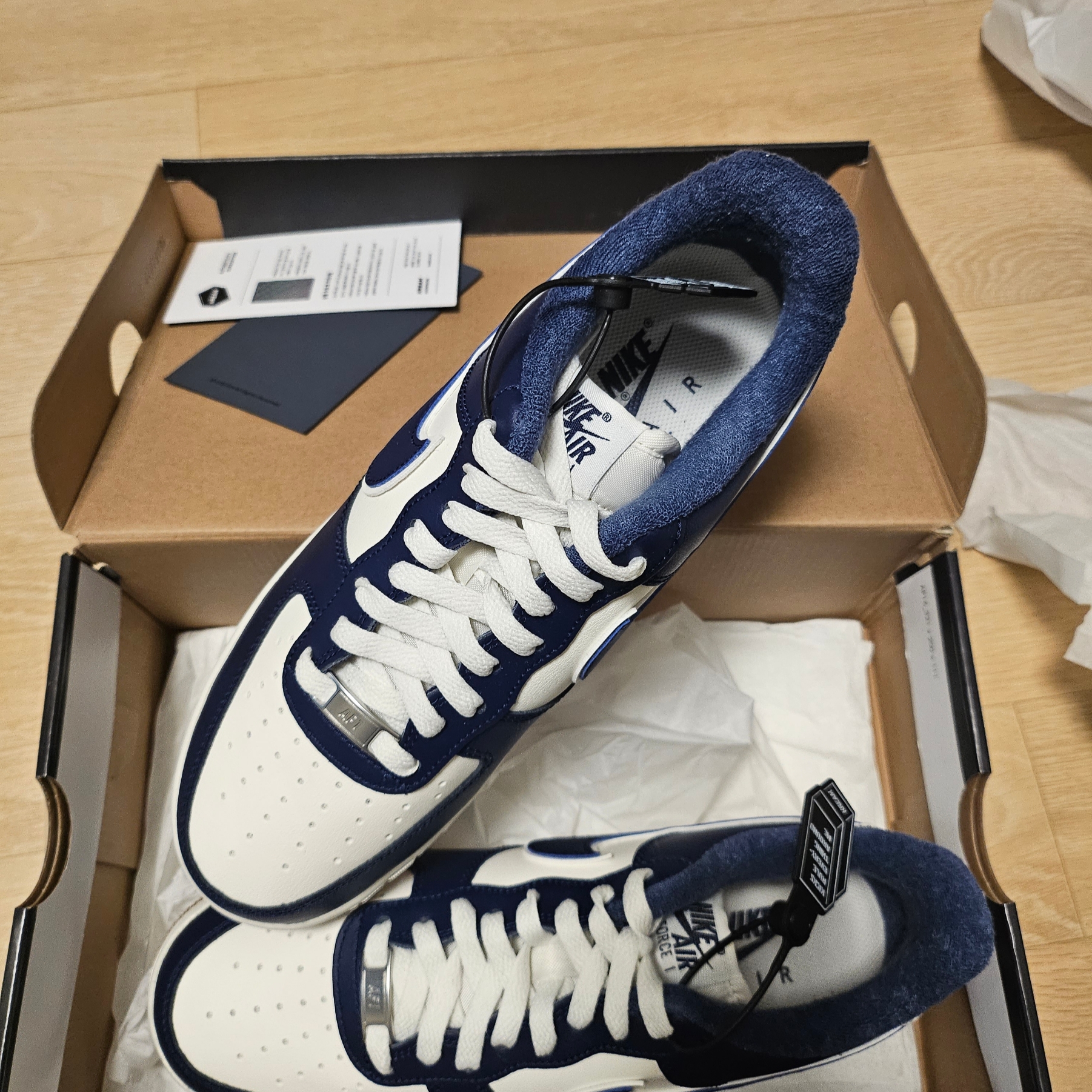 Nike Air Force 1 '07 LV8 Midnight Navy 착용 스타일 - 1