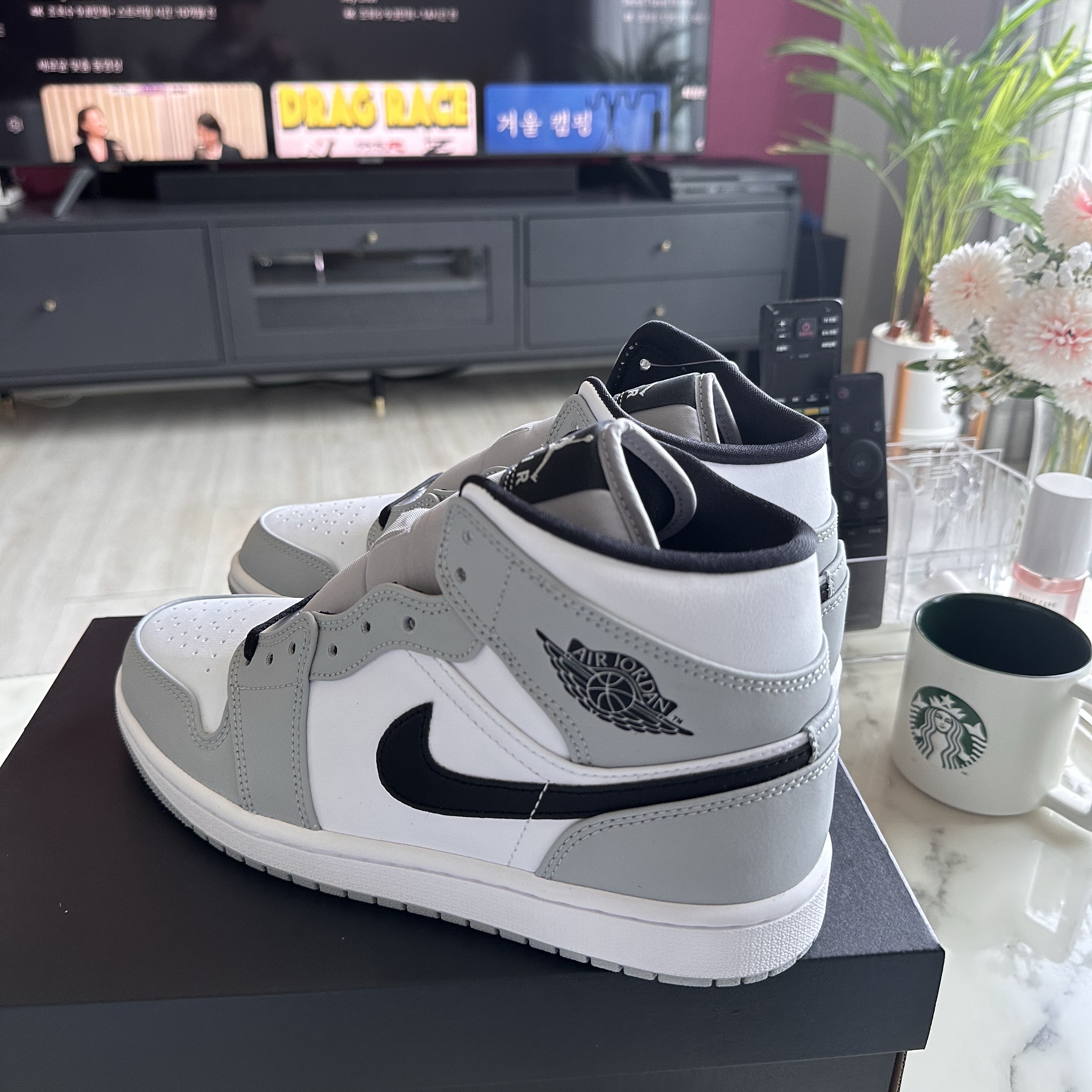 Jordan 1 Mid Light Smoke Grey 착용 스타일 - 1