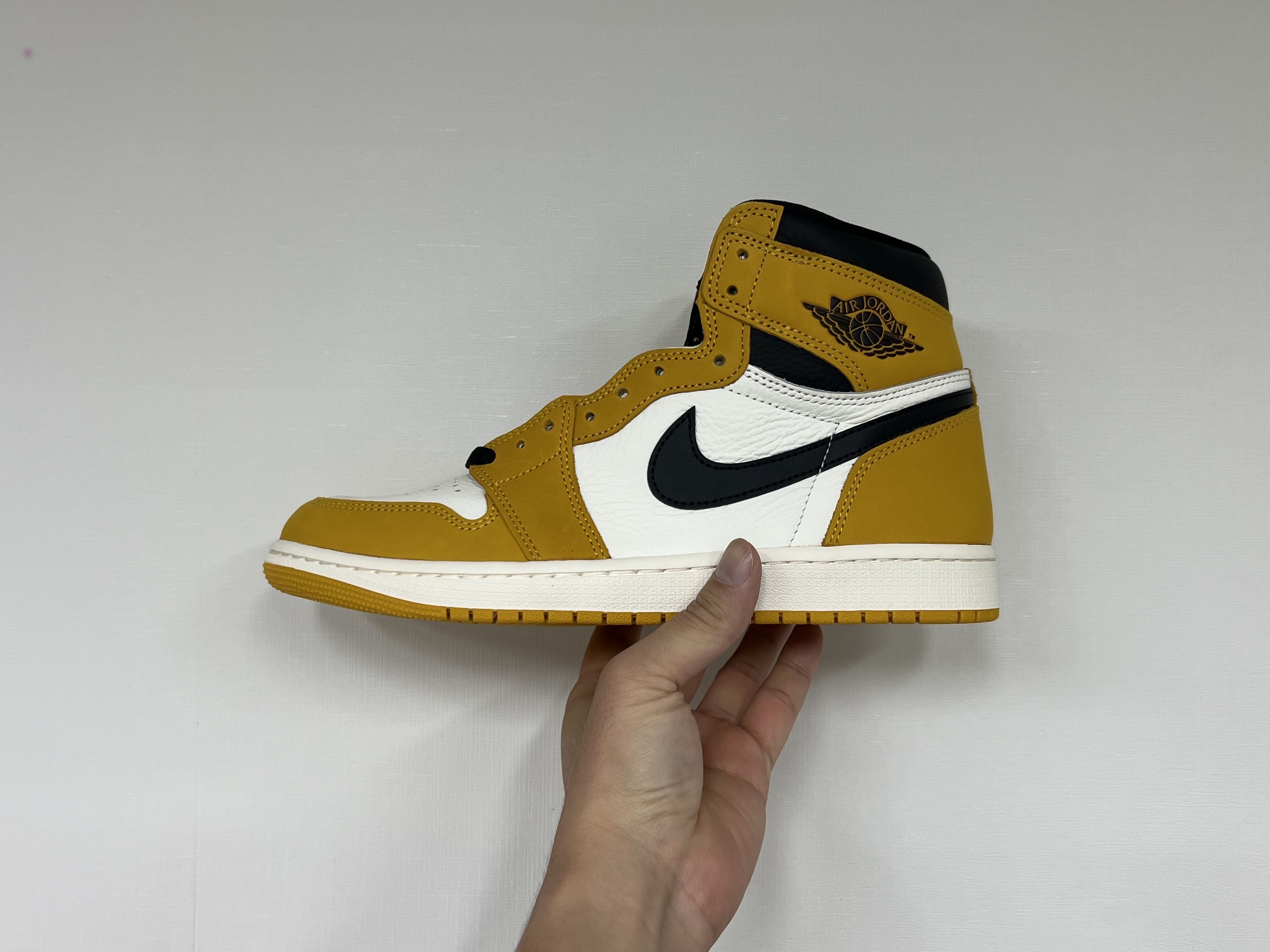 Jordan 1 Retro High OG Yellow Ochre 착용 스타일