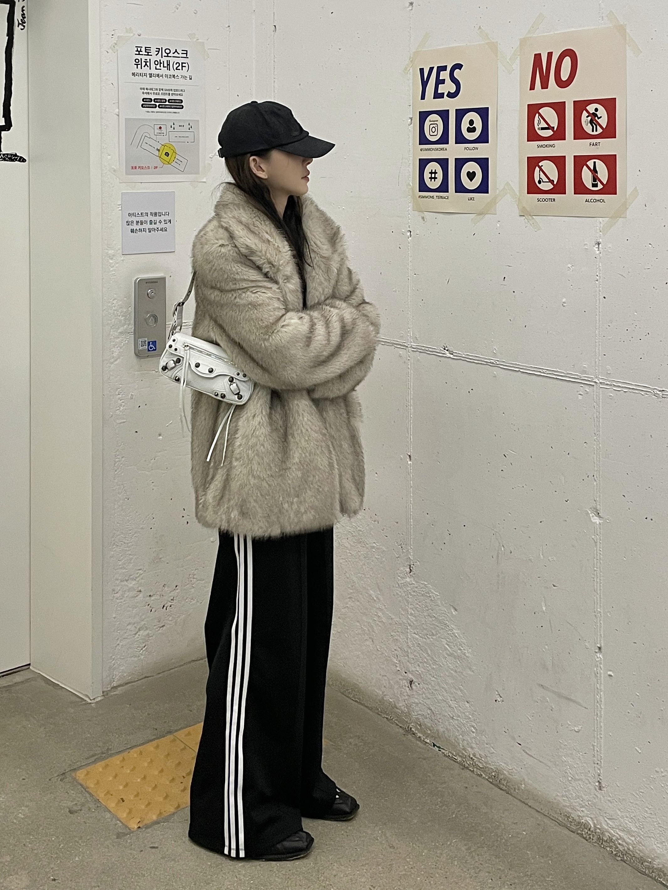 Nike x Martine Rose Shox MR4 Black, Balenciaga Le Cagole XS Sling Bag White 착용 스타일 - 1
