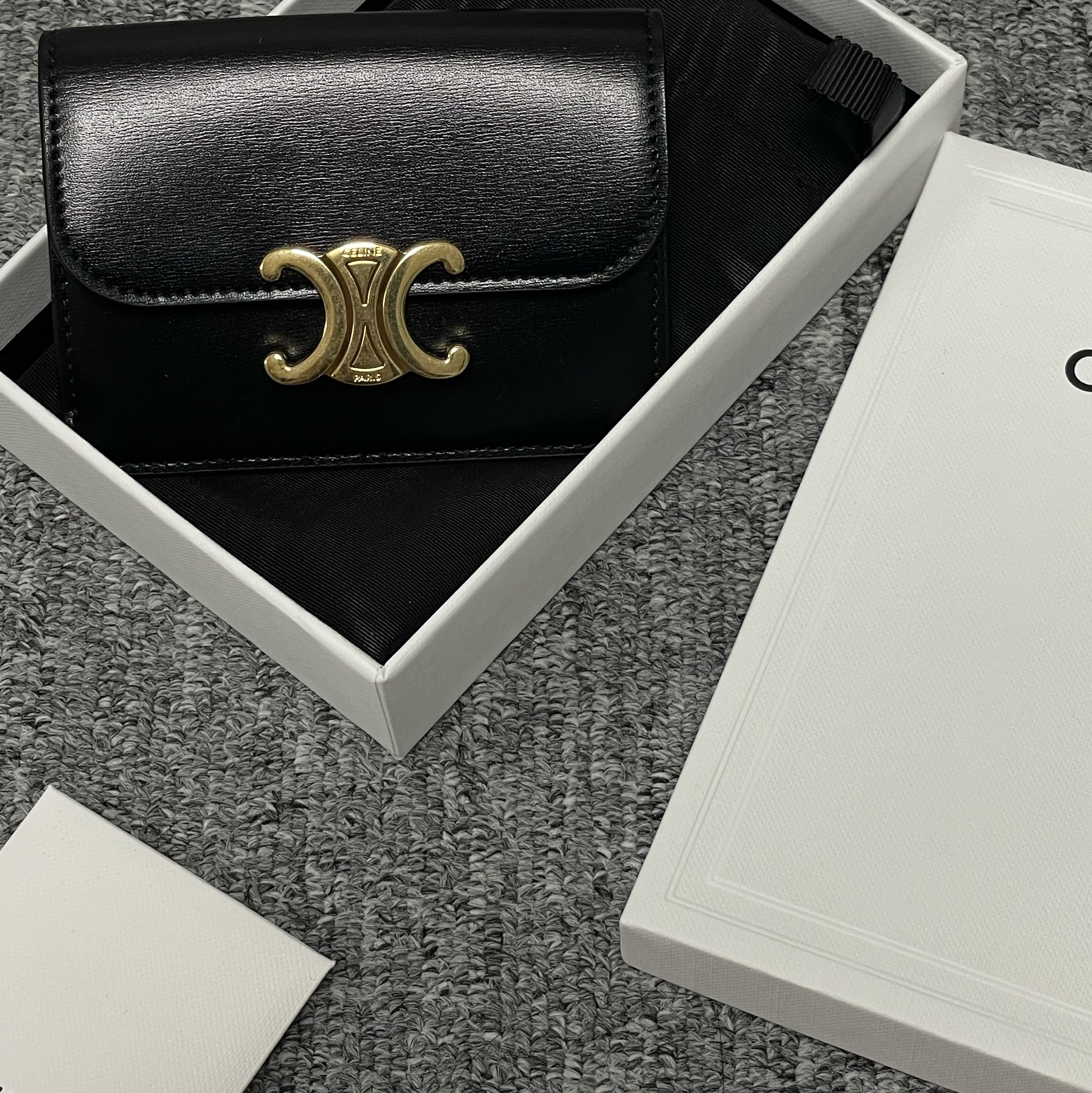 Celine Card Holder with Flap in Shiny Calfskin Black 착용 스타일 - 3