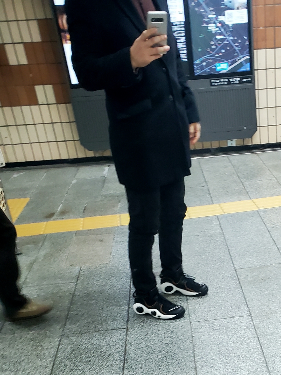 Nike Air Zoom Flight 95 Black and Valerian Blue 착용 스타일