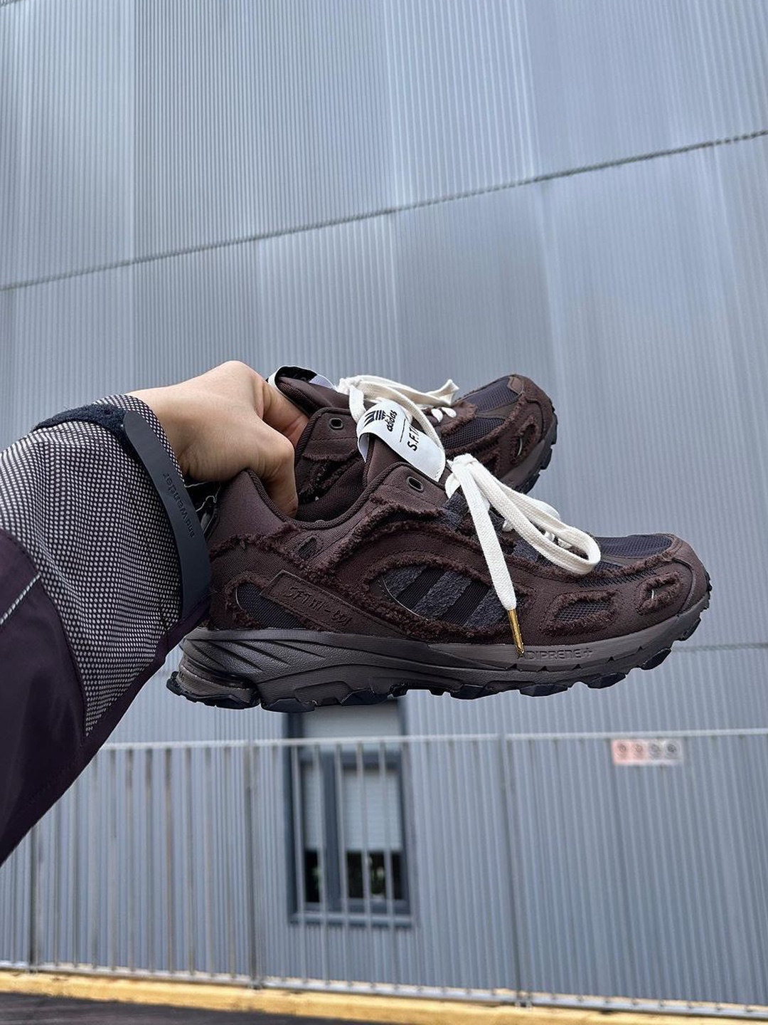 Adidas x Song for the Mute Campus 80s Bliss Core Black, Adidas x Song for the Mute Shadowturf Dark Brown 착용 스타일 - 4