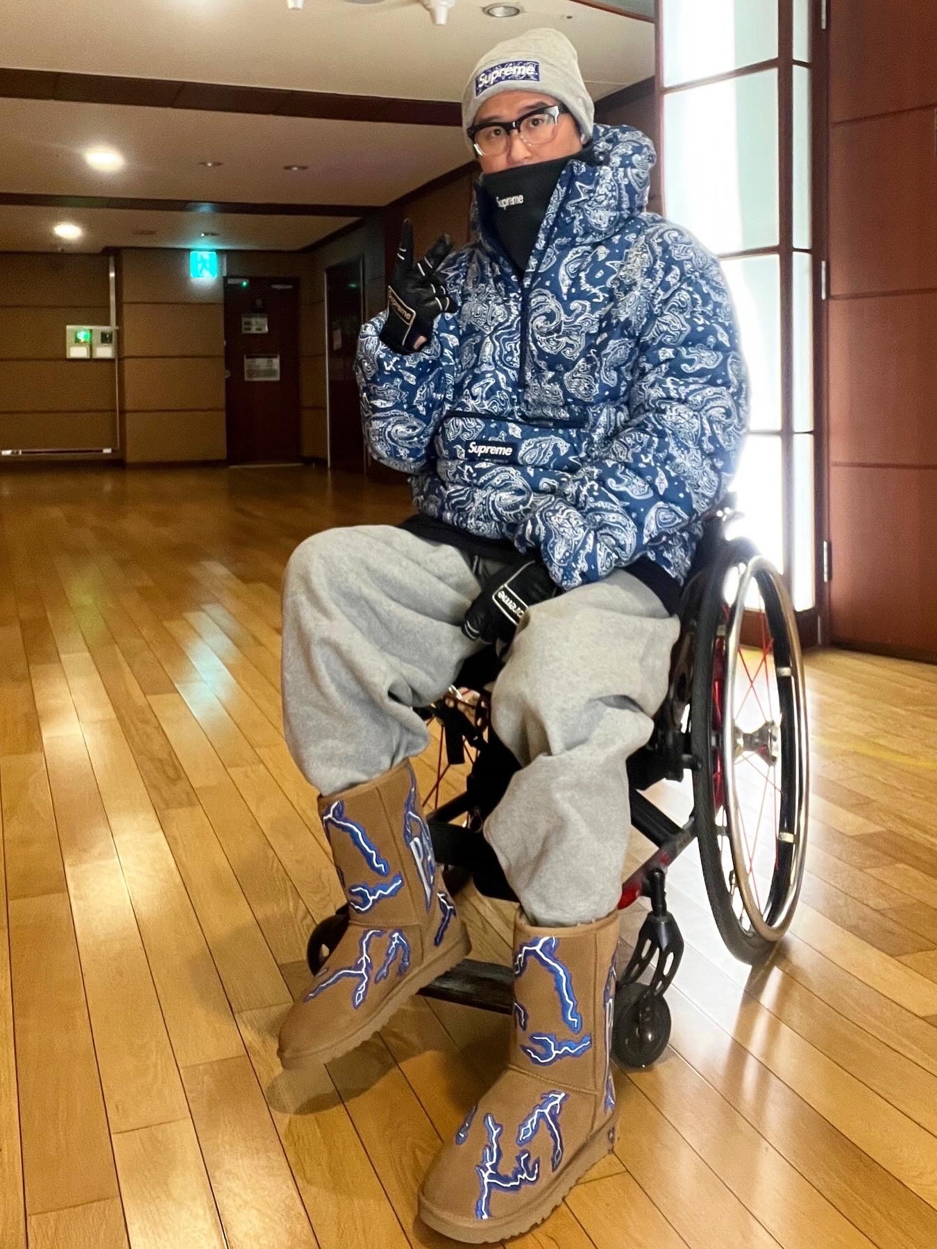 UGG x Palace Lightning Classic Short Boot Chestnut, Supreme Micro Down Half Zip Hooded Pullover Blue Paisley - 22FW 착용 스타일 - 1