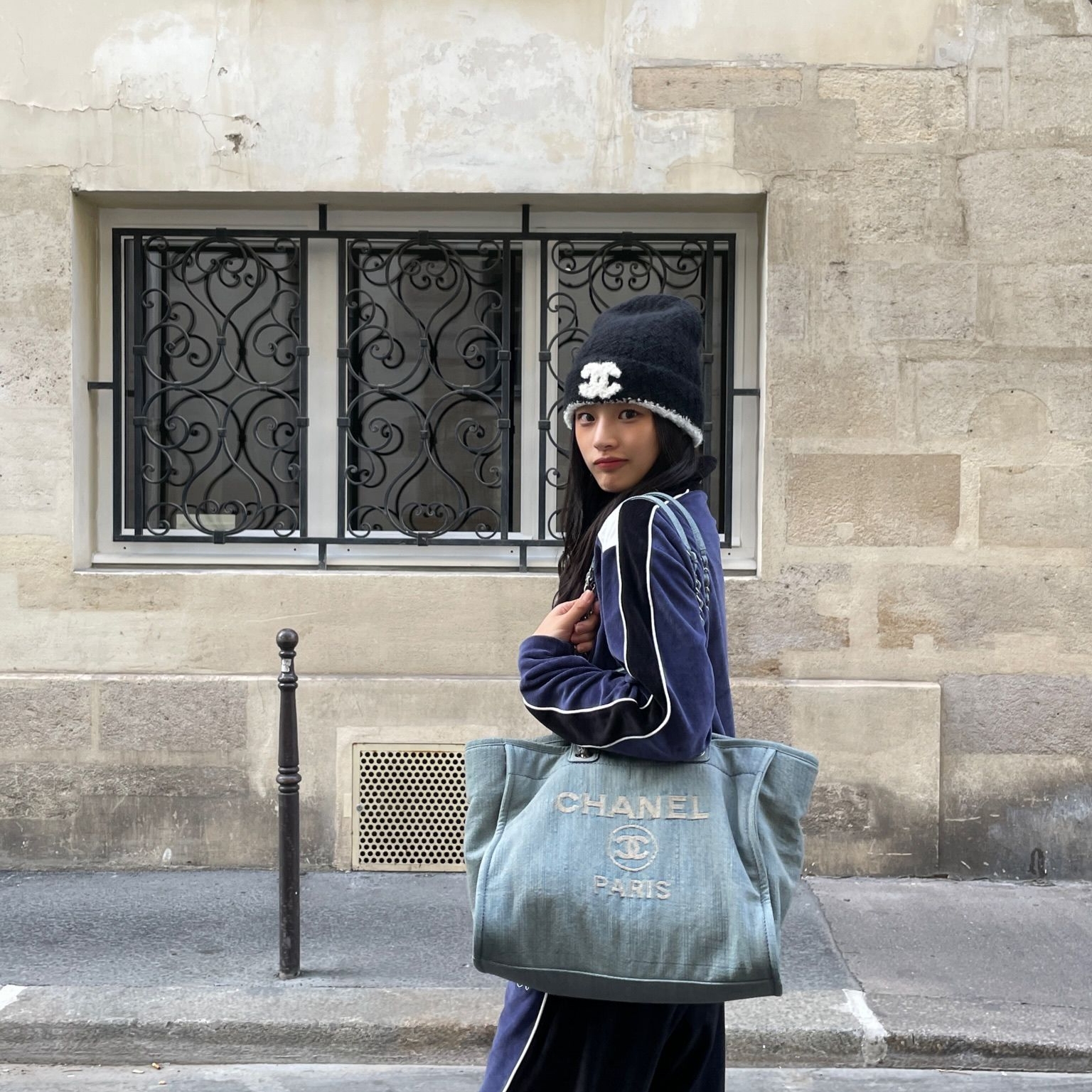 (W) Chanel Beanie Cashmere & Black White, Chanel Small Shopping Bag Washed Denim & Silver Light Blue 착용 스타일 - 1