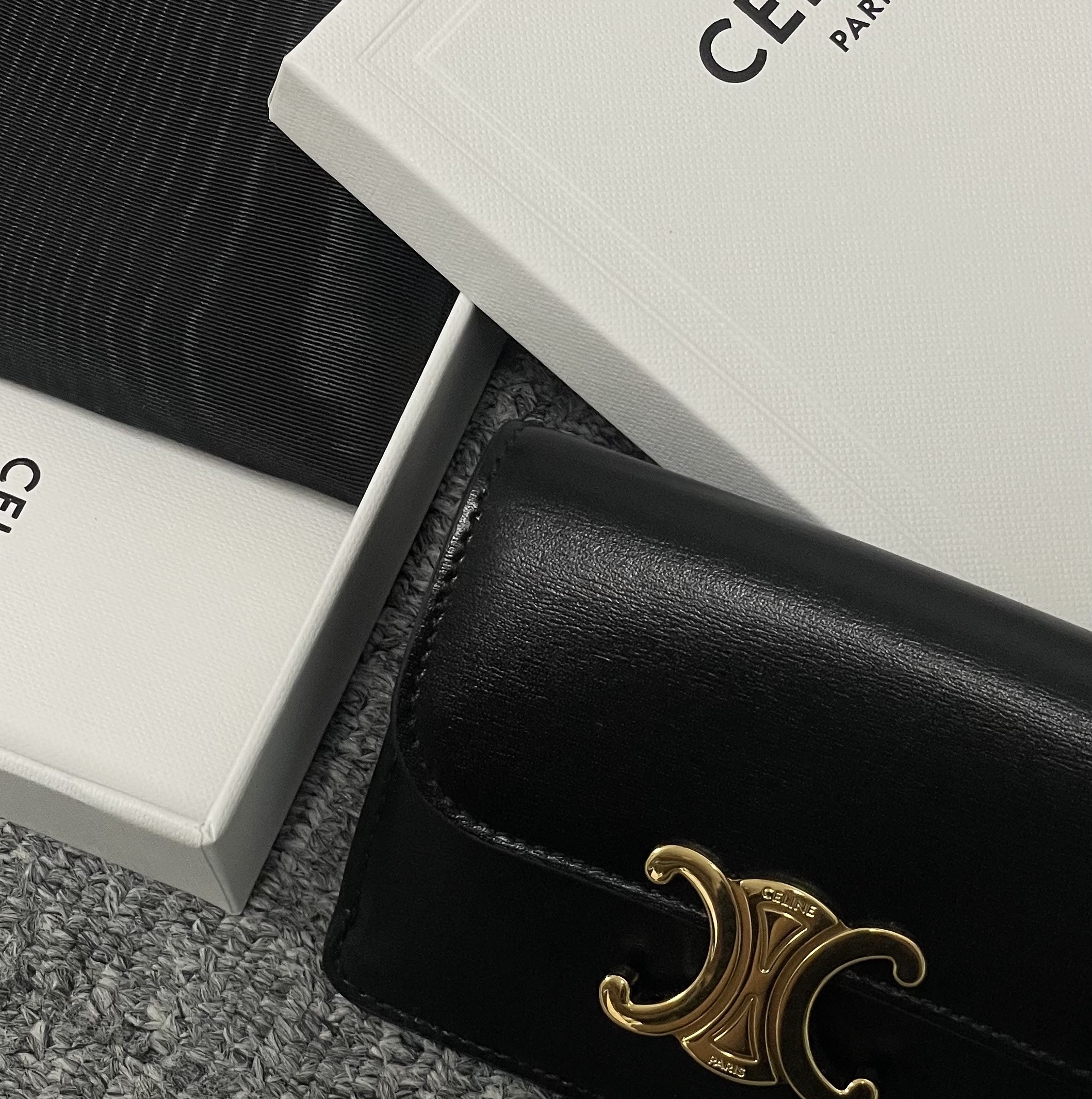 Celine Card Holder with Flap in Shiny Calfskin Black 착용 스타일 - 2