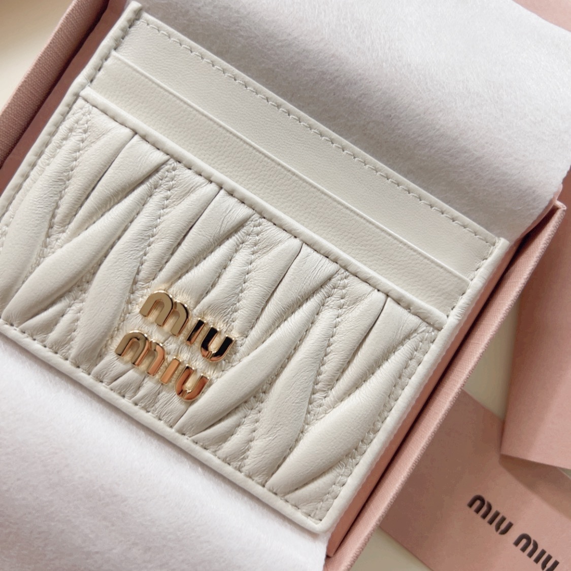 Miu Miu Matelasse Nappa Leather Card Holder White 착용 스타일