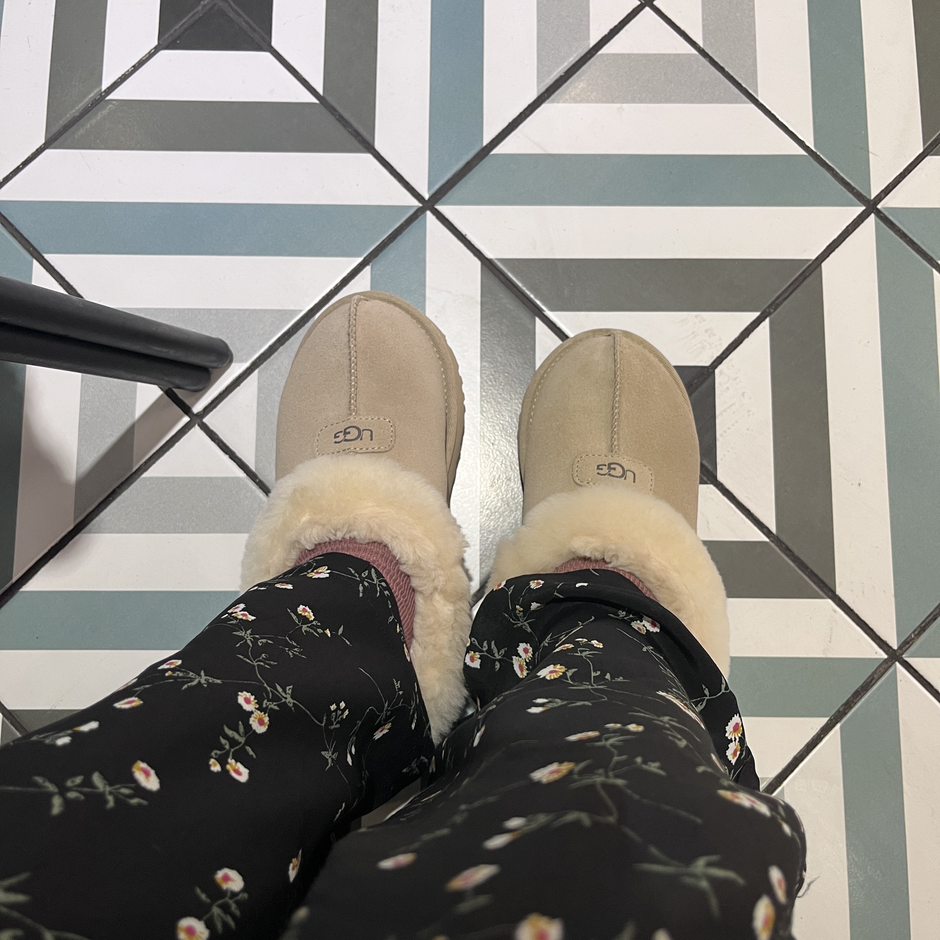 (W) UGG Tazzette Slipper Sand 착용 스타일 - 2
