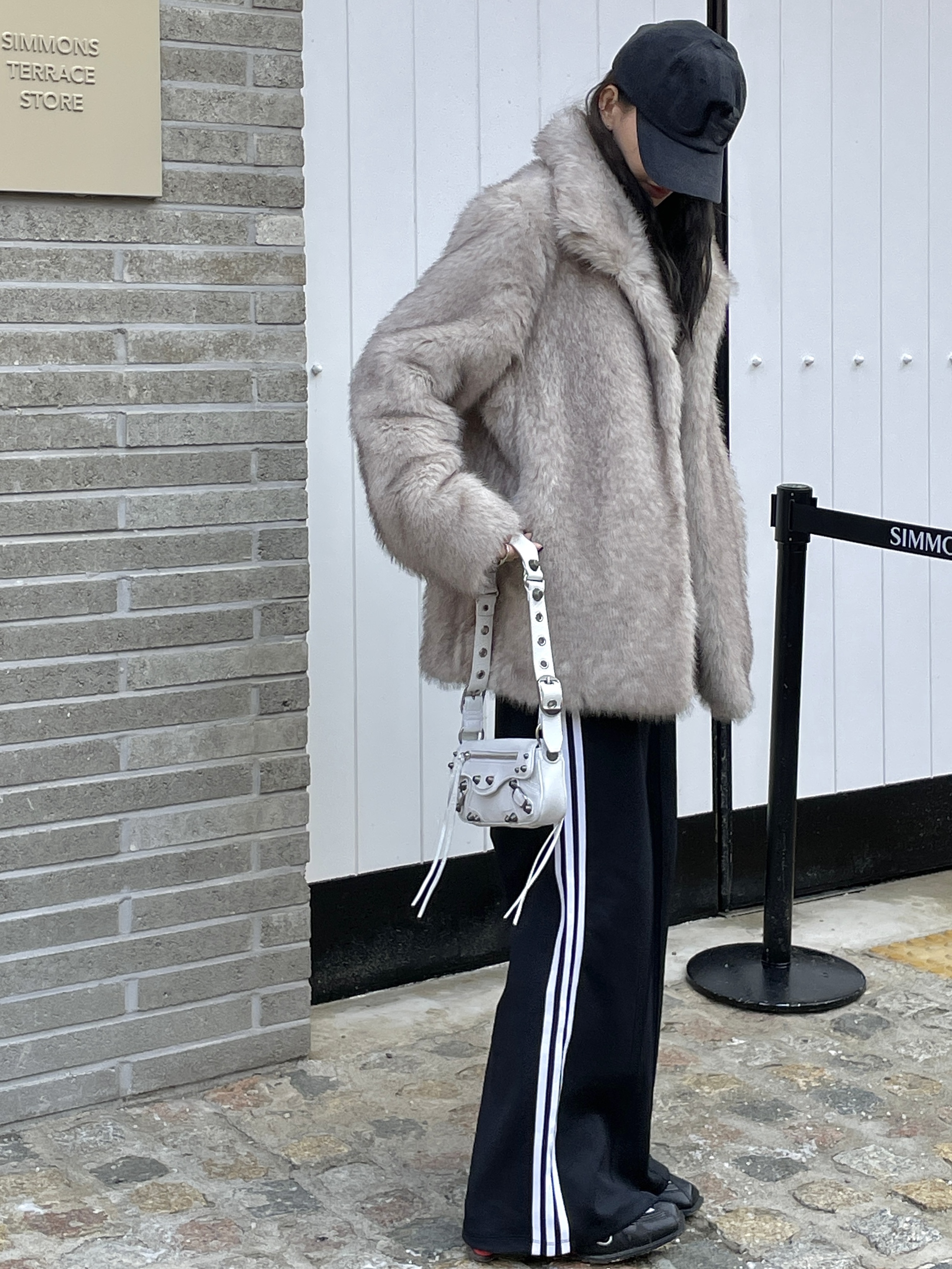 Nike x Martine Rose Shox MR4 Black, Balenciaga Le Cagole XS Sling Bag White 착용 스타일 - 4