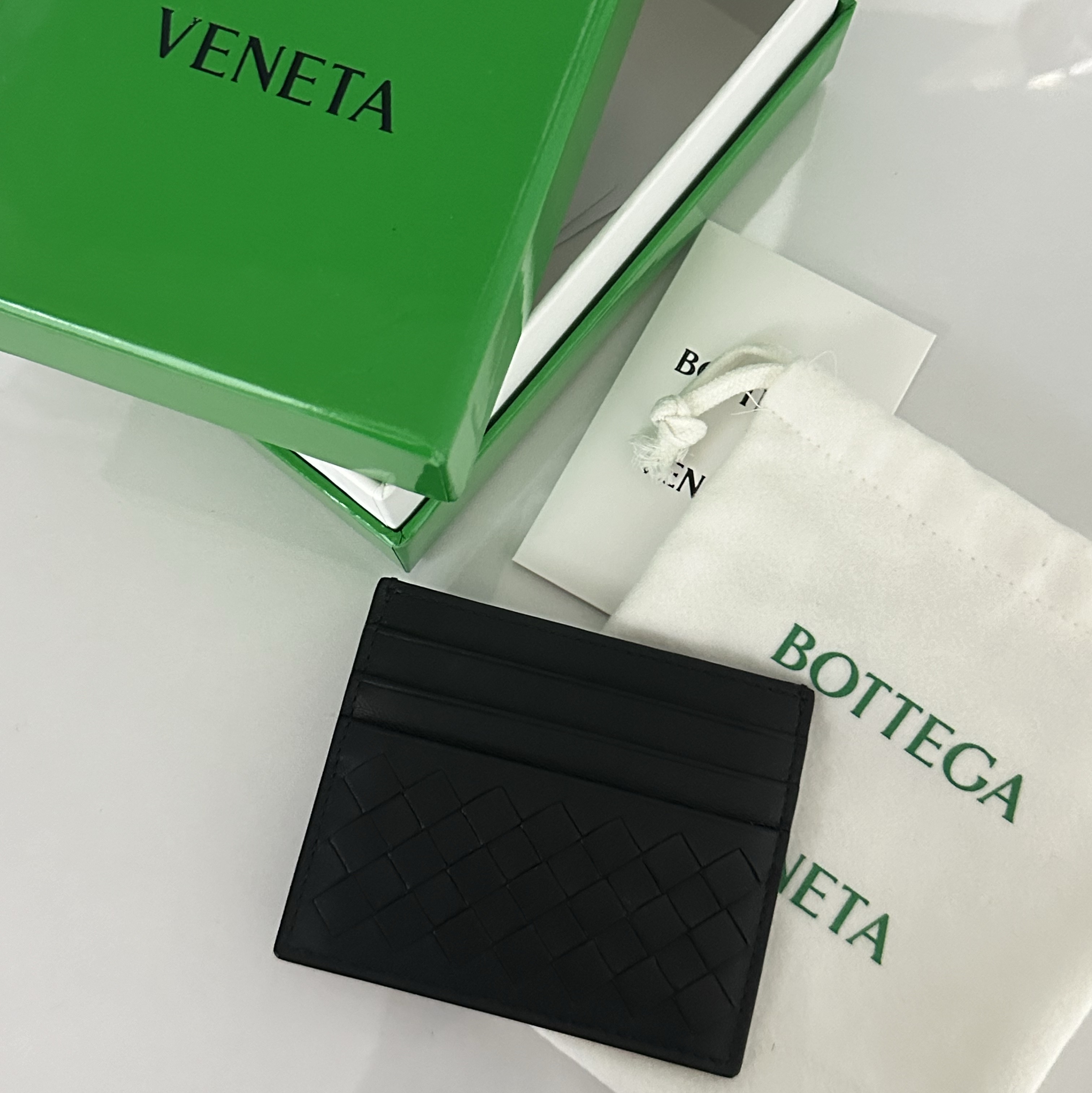 Bottega Veneta Credit Card Case Black 착용 스타일