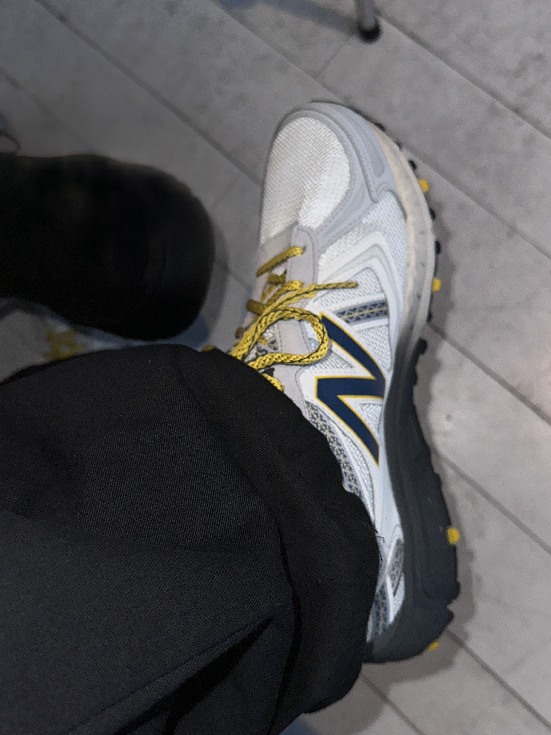 New Balance 410v5 Ivory Yellow - 2E Wide 착용 스타일 - 2