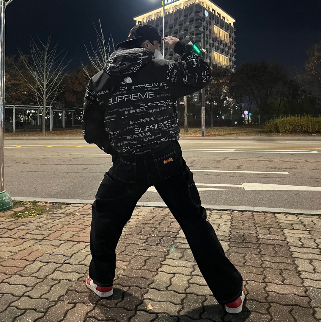 Jordan 1 Retro High OG Defiant SB LA to Chicago, Supreme x The North Face Steep Tech Apogee Jacket Black - 21FW 착용 스타일 - 3
