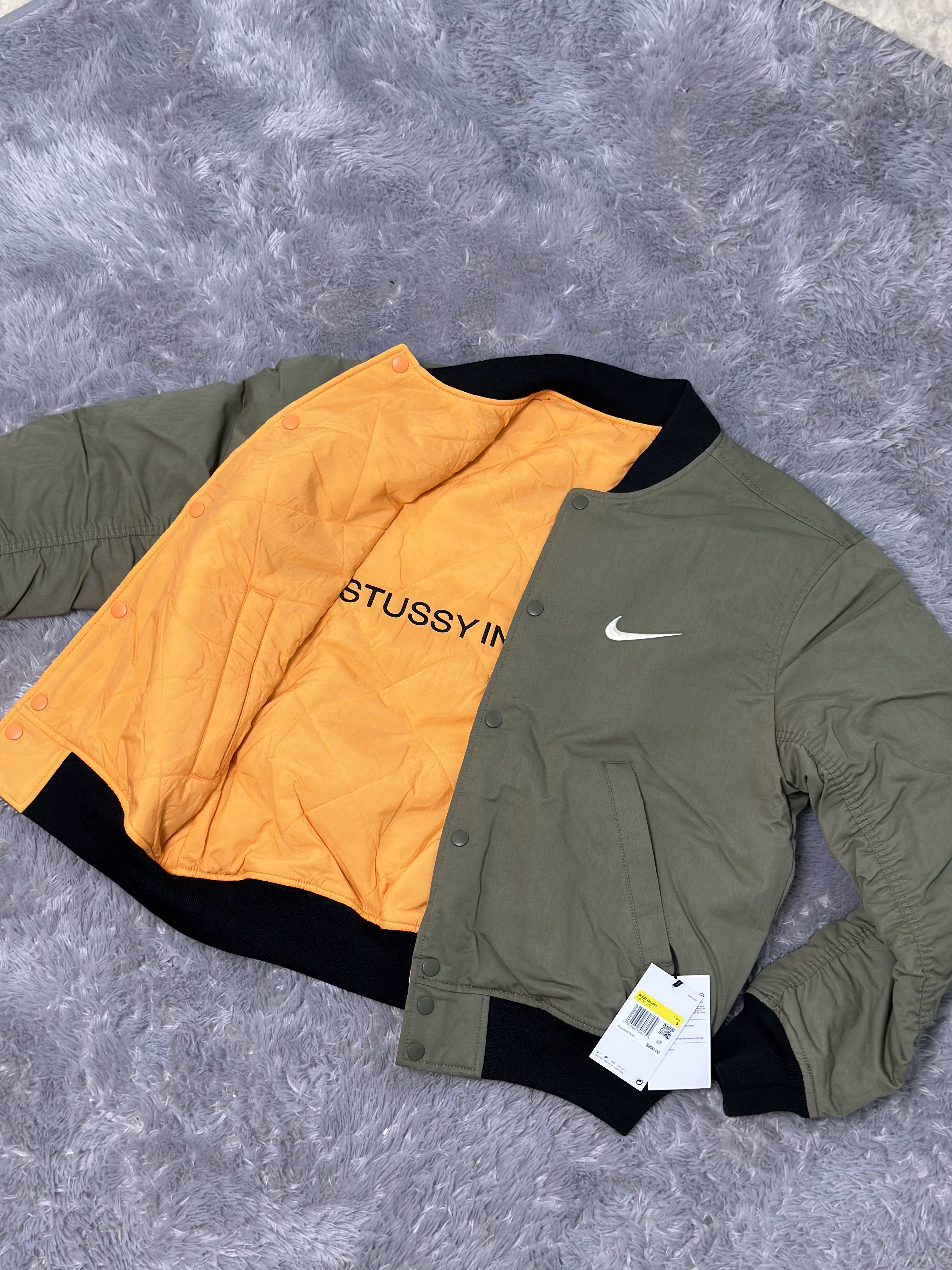 Nike x Stussy Reversible Jacket Medium Olive (FJ9153-222) 착용 스타일 - 1