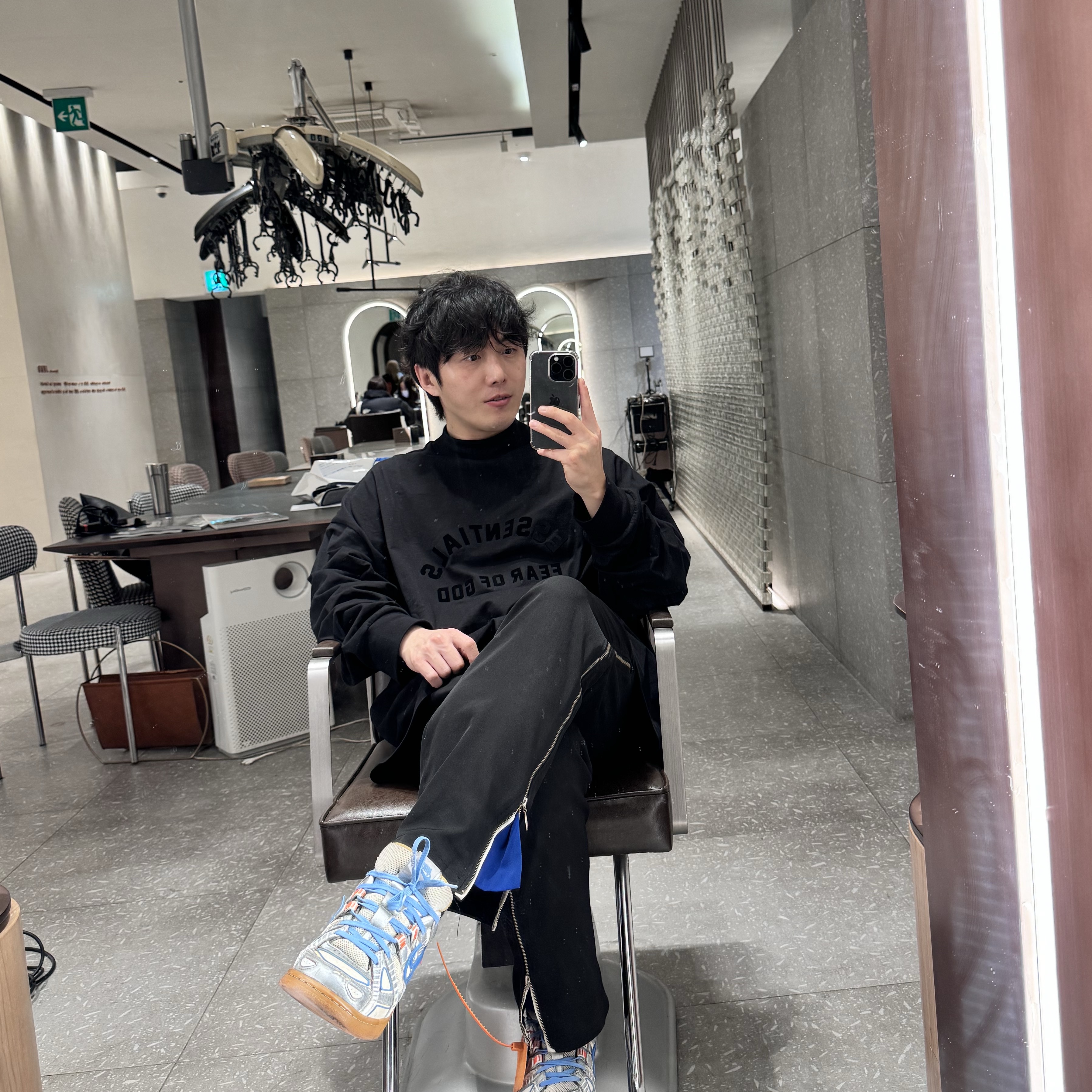 Essentials The Black Collection LS T-Shirt Black - 23SS, Nike x Off-White Air Rubber Dunk University Blue 착용 스타일