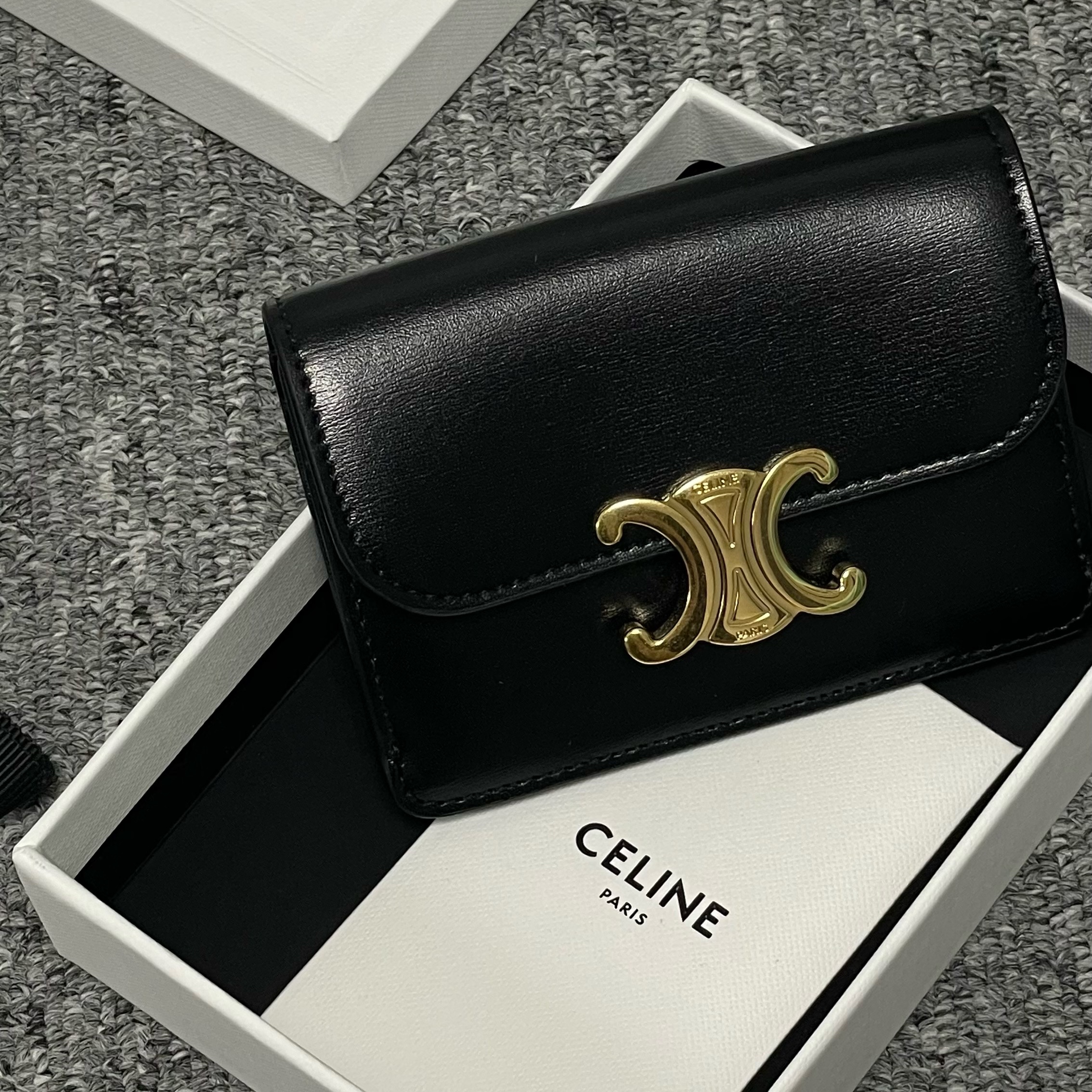 Celine Card Holder with Flap in Shiny Calfskin Black 착용 스타일 - 1