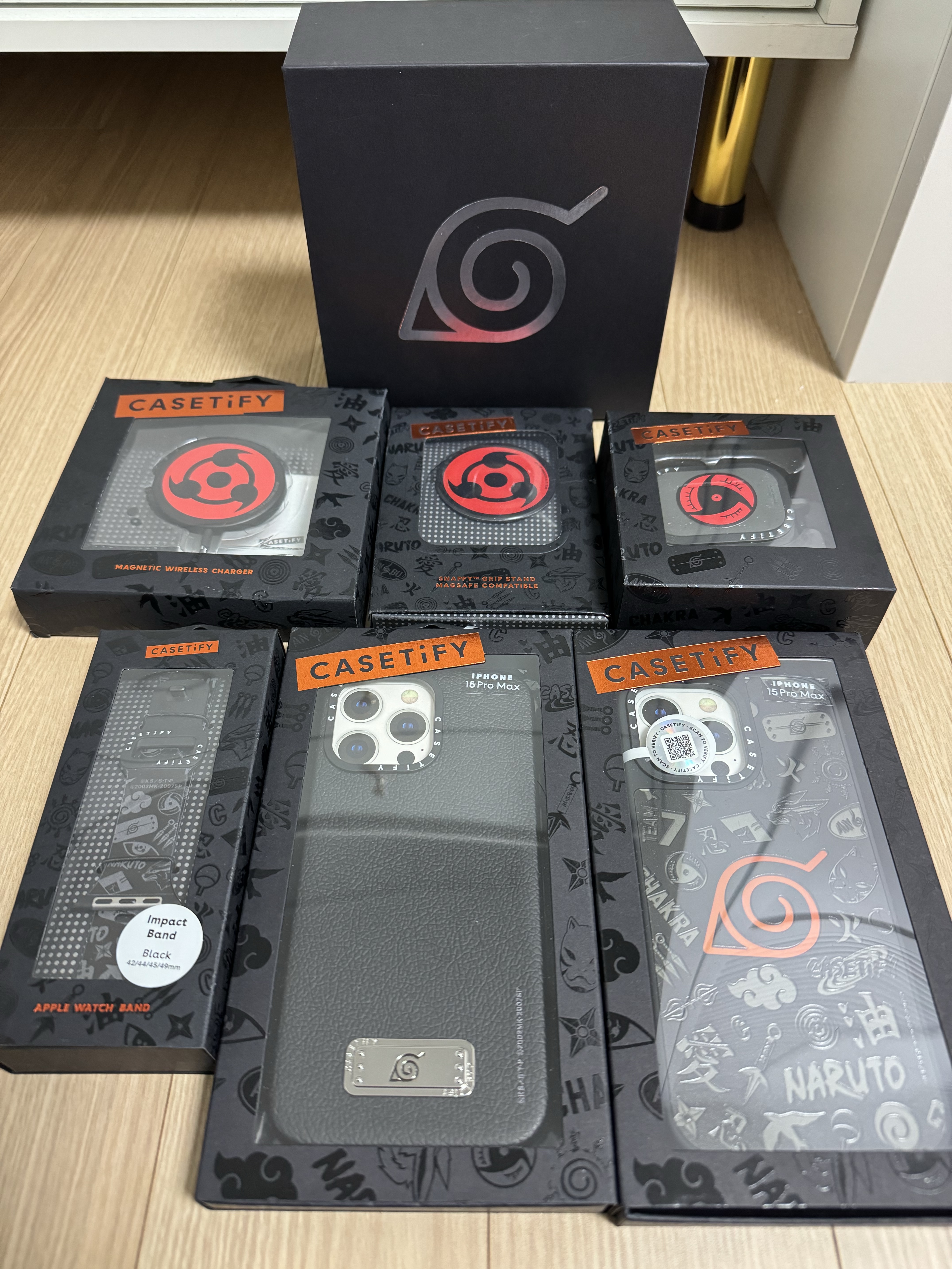 Casetify x Naruto Konoha iphone Case Black, Casetify x Naruto Utility Crossbody Lanyard Black 착용 스타일 - 1