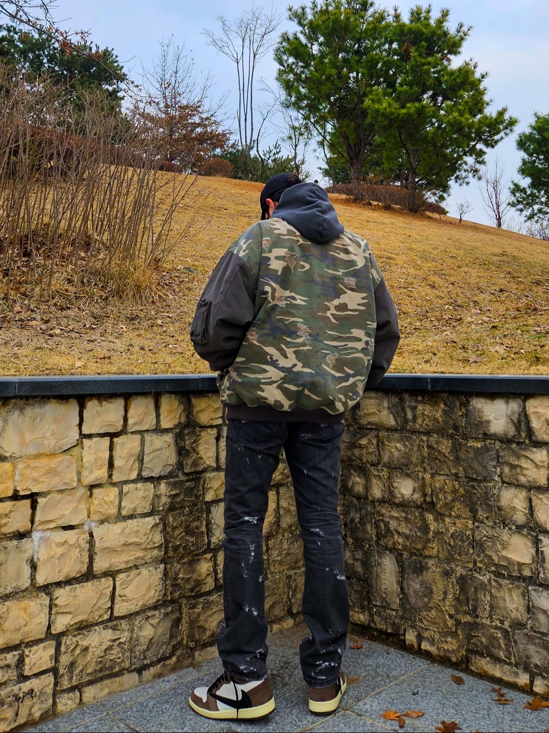 Jordan 1 x Travis Scott Retro High OG SP Mocha, Yeezy Gap Engineered By Balenciaga Dove Hoodie Black 착용 스타일 - 2
