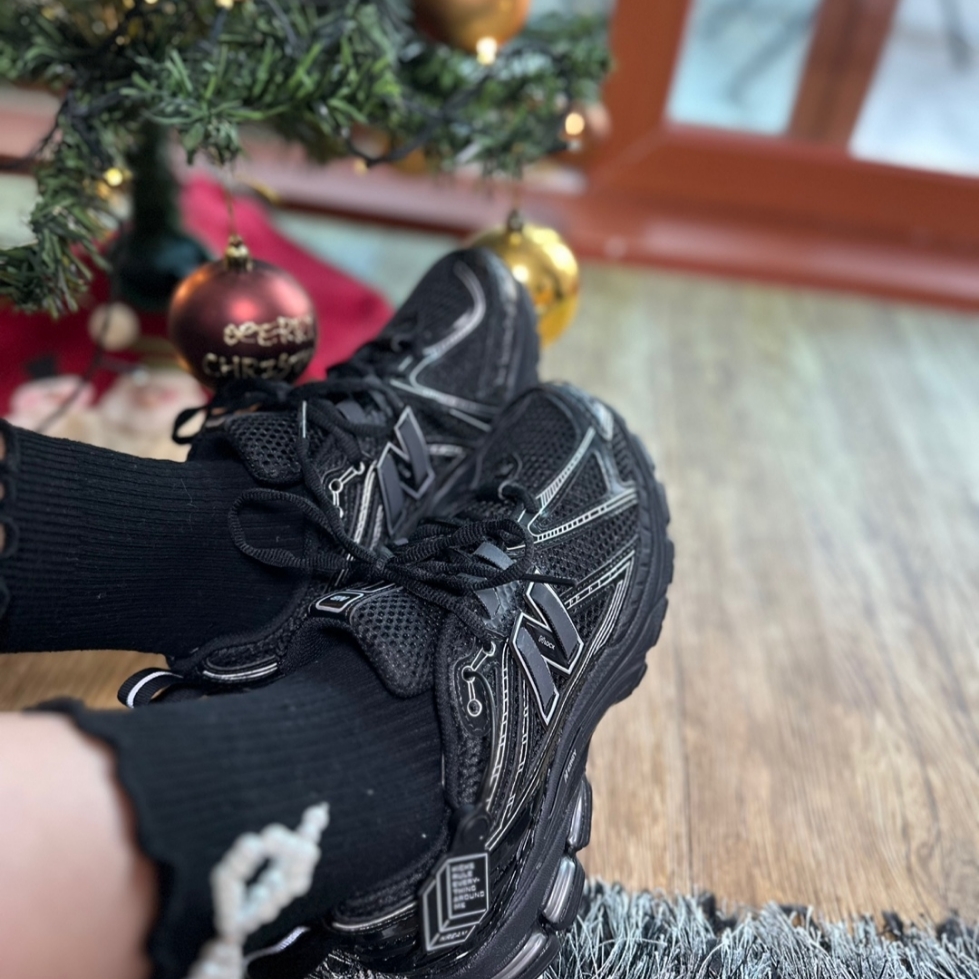 New Balance 1906R Black Silver Metallic 착용 스타일