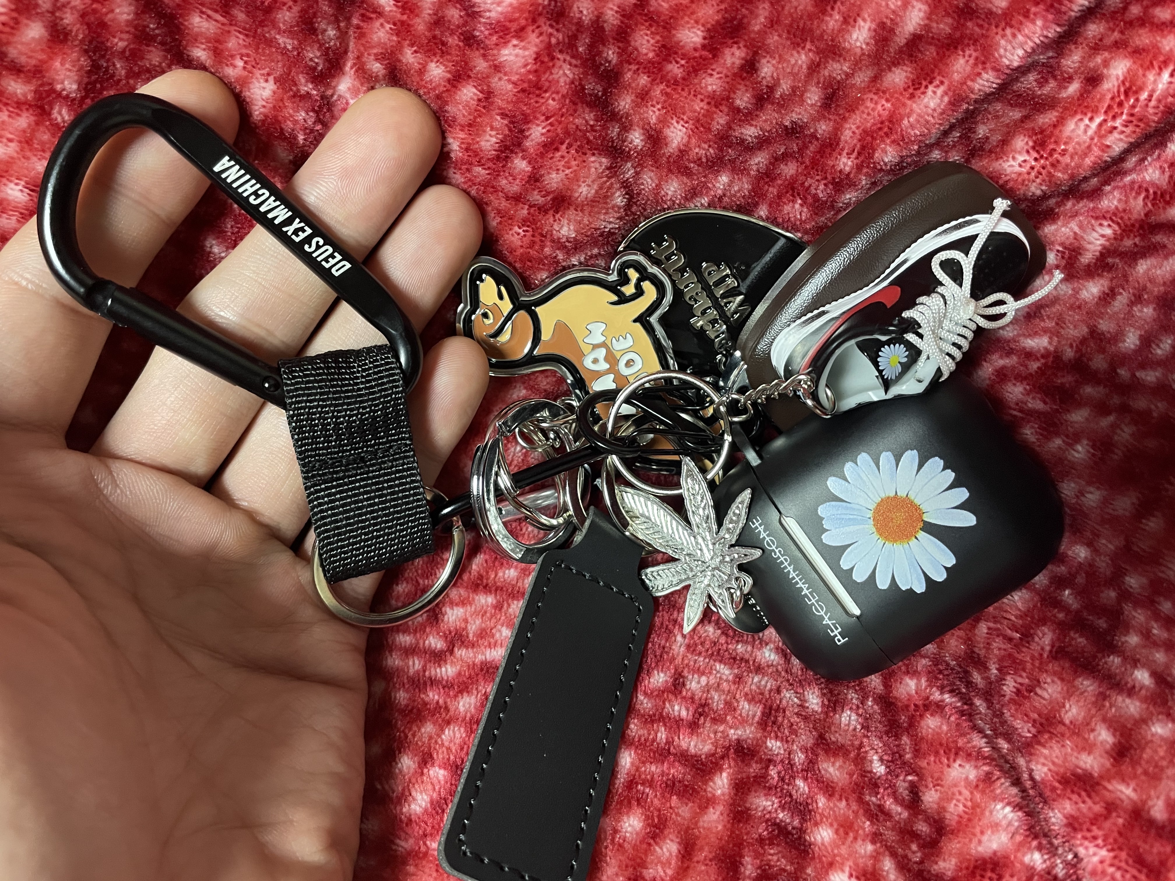 Human Made Dachs Keyring Brown 착용 스타일 - 1