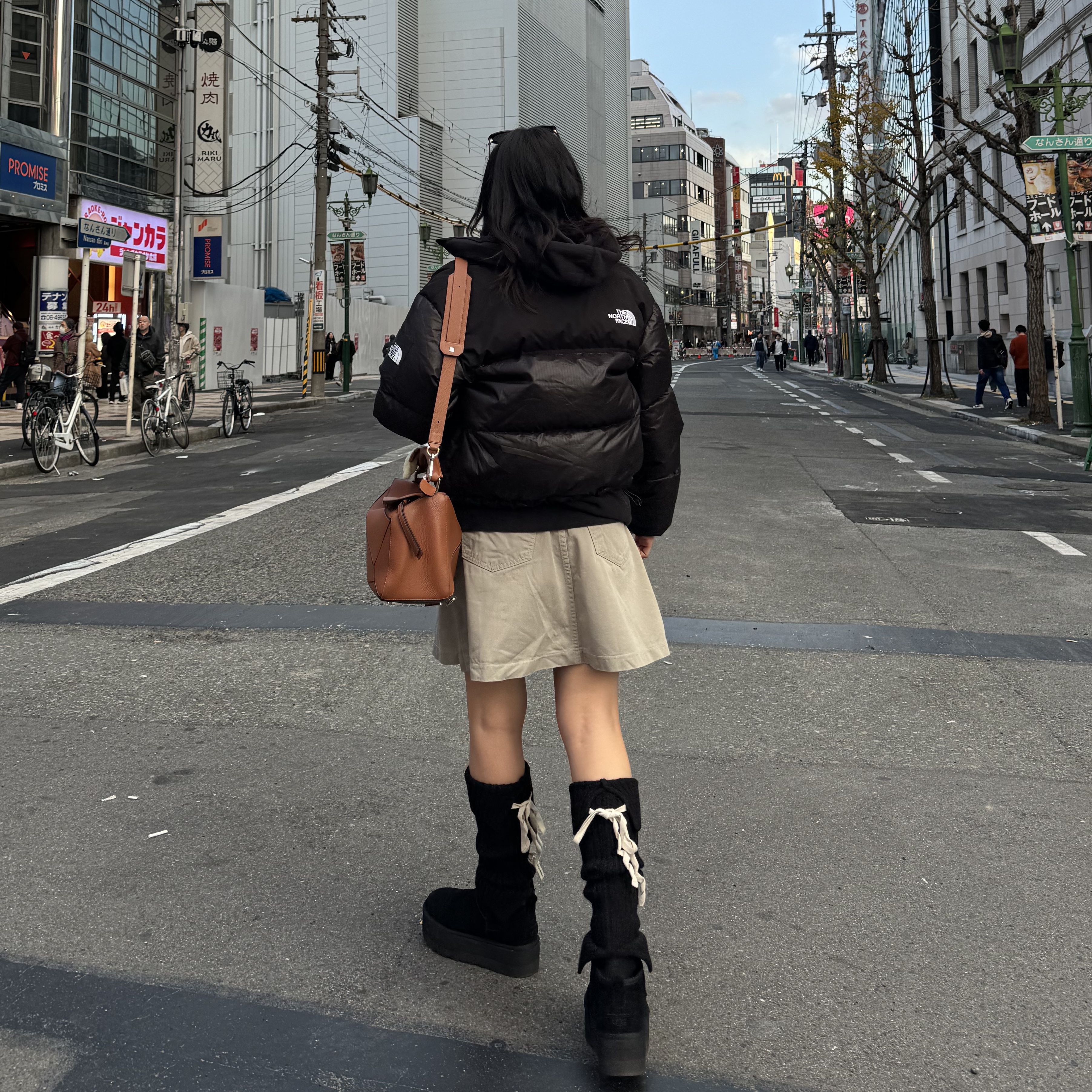 (W) UGG Classic Ultra Mini Platform Boots Black 착용 스타일