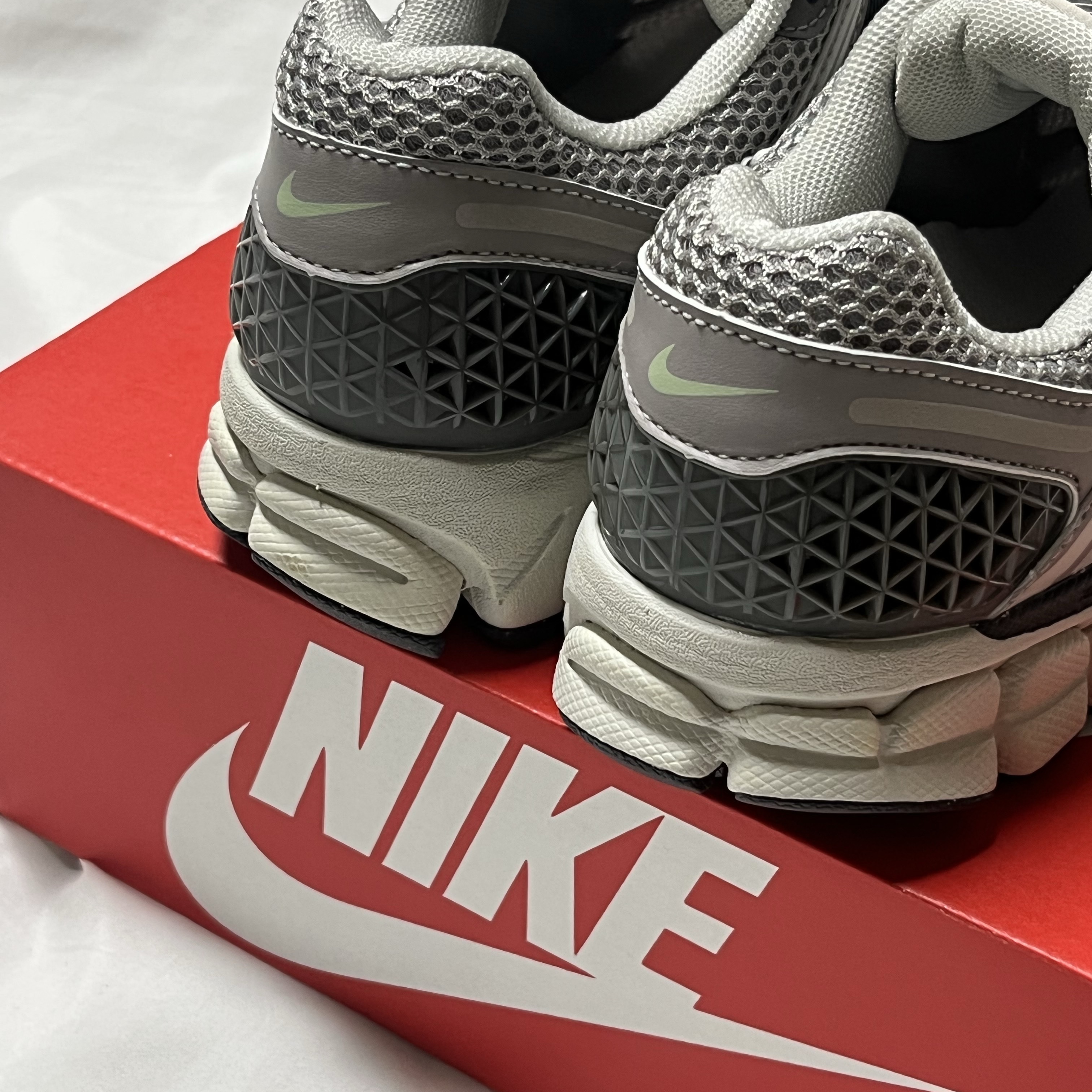 (W) Nike Zoom Vomero 5 Cobblestone and Flat Pewter 착용 스타일 - 4