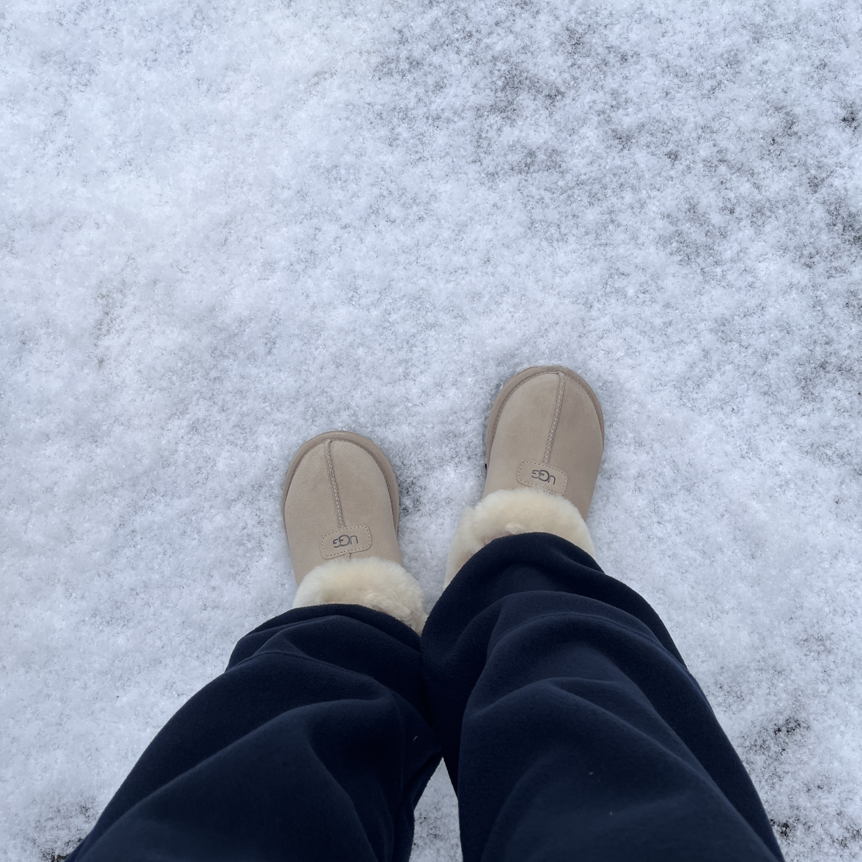 (W) UGG Tazzette Slipper Sand 착용 스타일 - 1