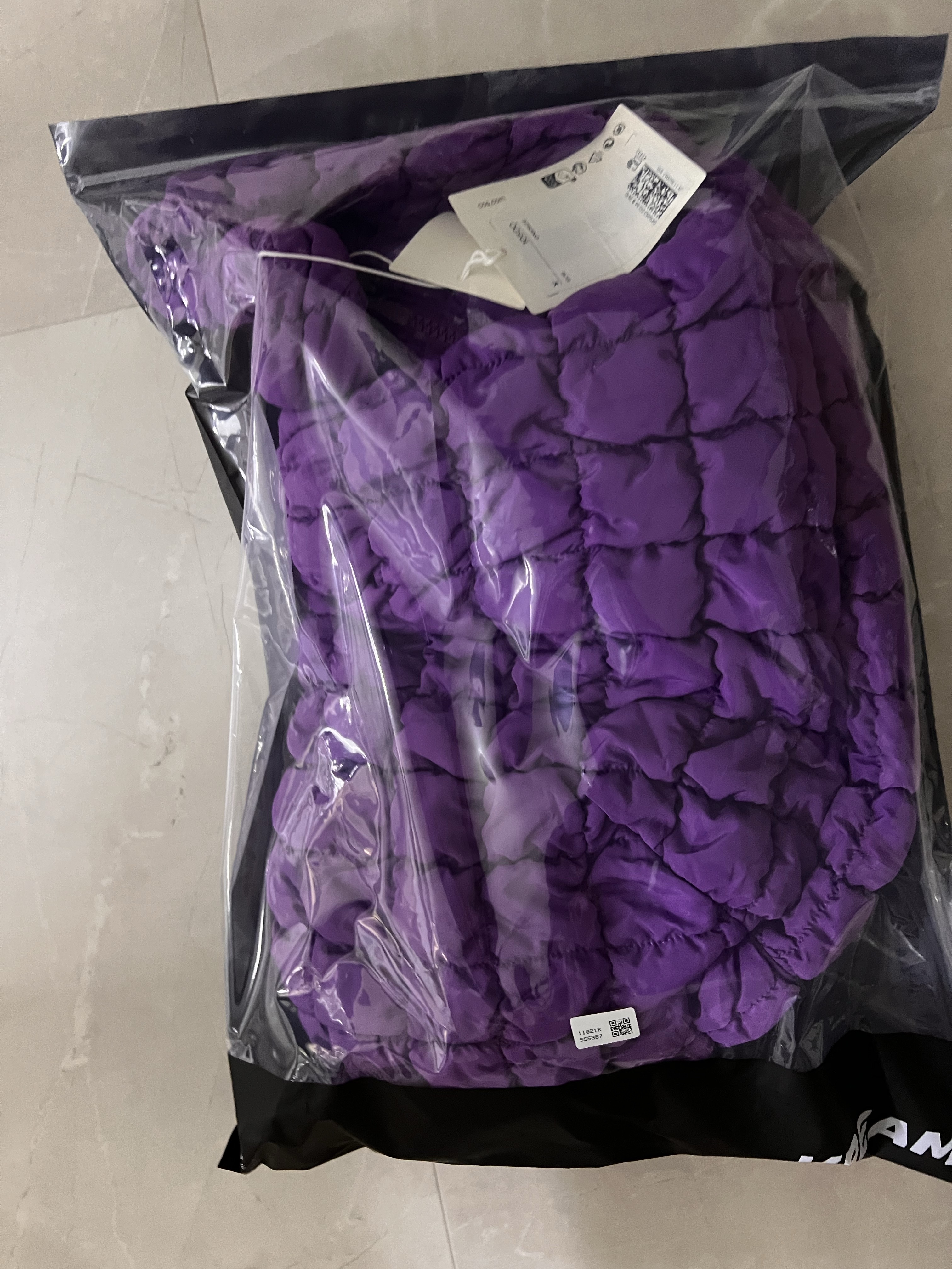 COS Quilted Oversized Shoulder Bag Purple 착용 스타일 - 2