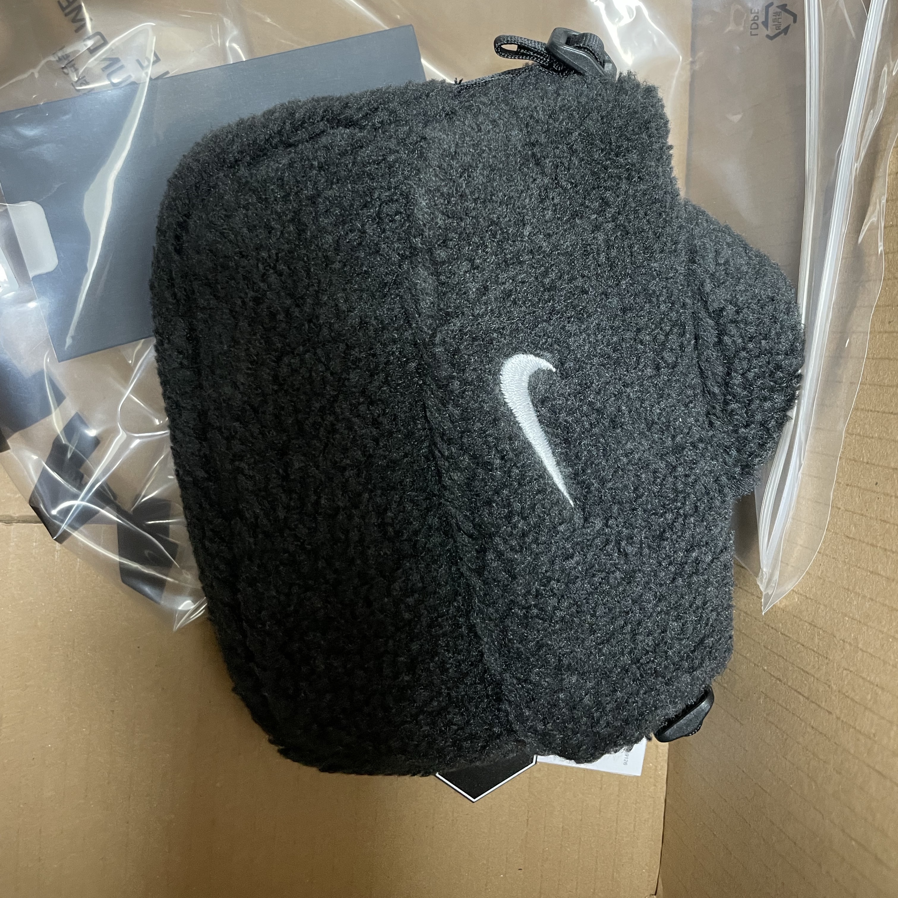 (Kids) Nike NSW Faux Fur Crossbody Bag Black 착용 스타일