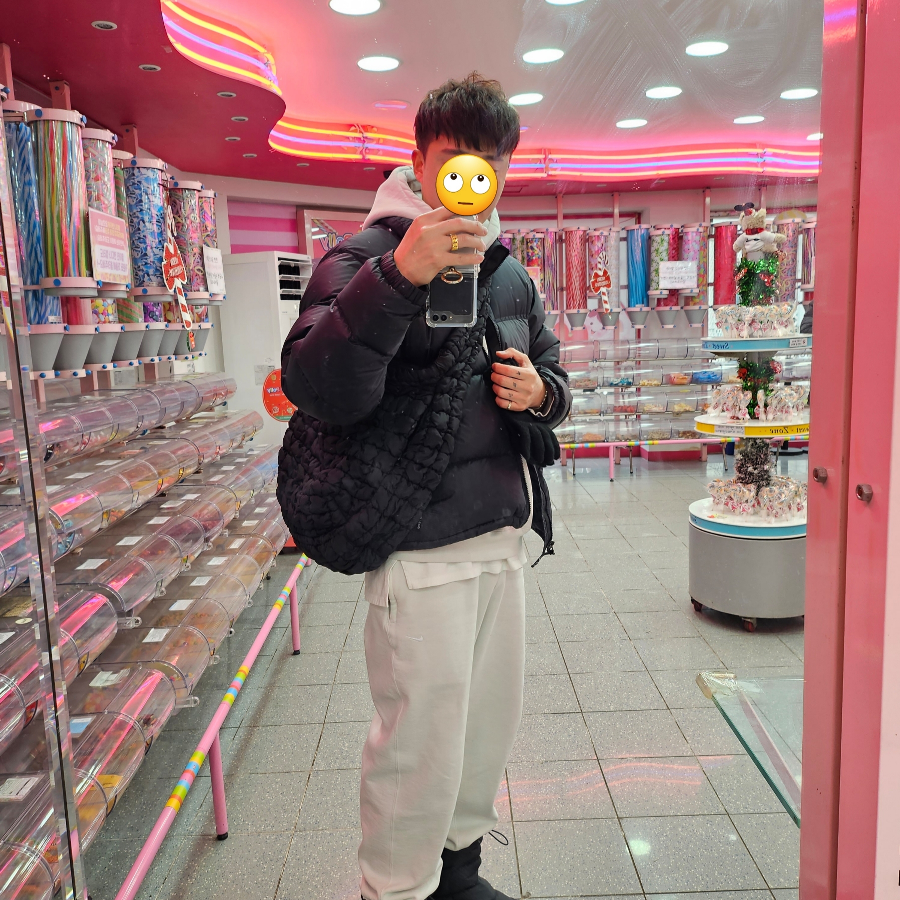 COS Quilted Oversized Shoulder Bag Black, The North Face Nuptse Apres Bootie TNF Black 착용 스타일