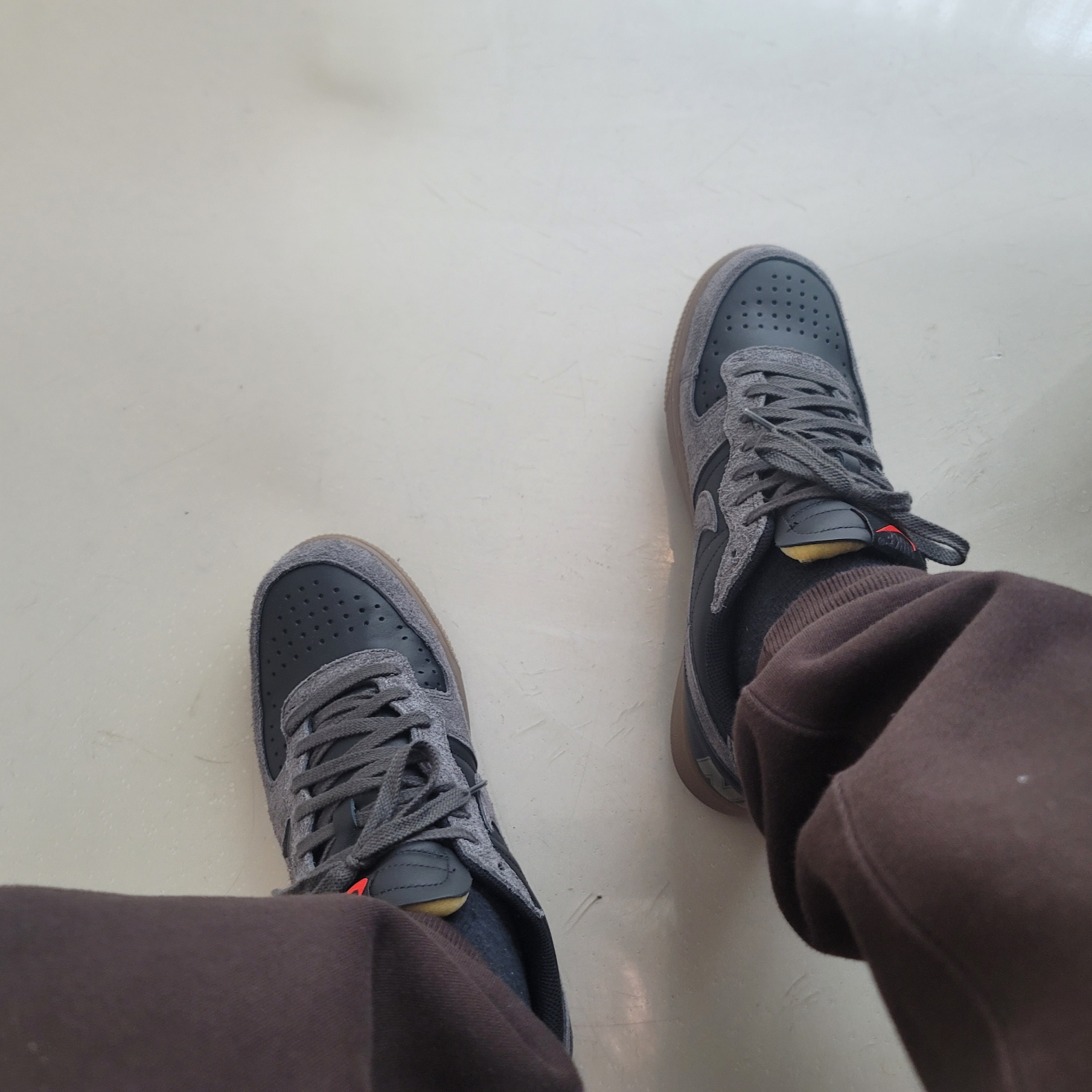 Nike Terminator Low Black Medium Ash, IAB Studio Sweatpants Brown 착용 스타일