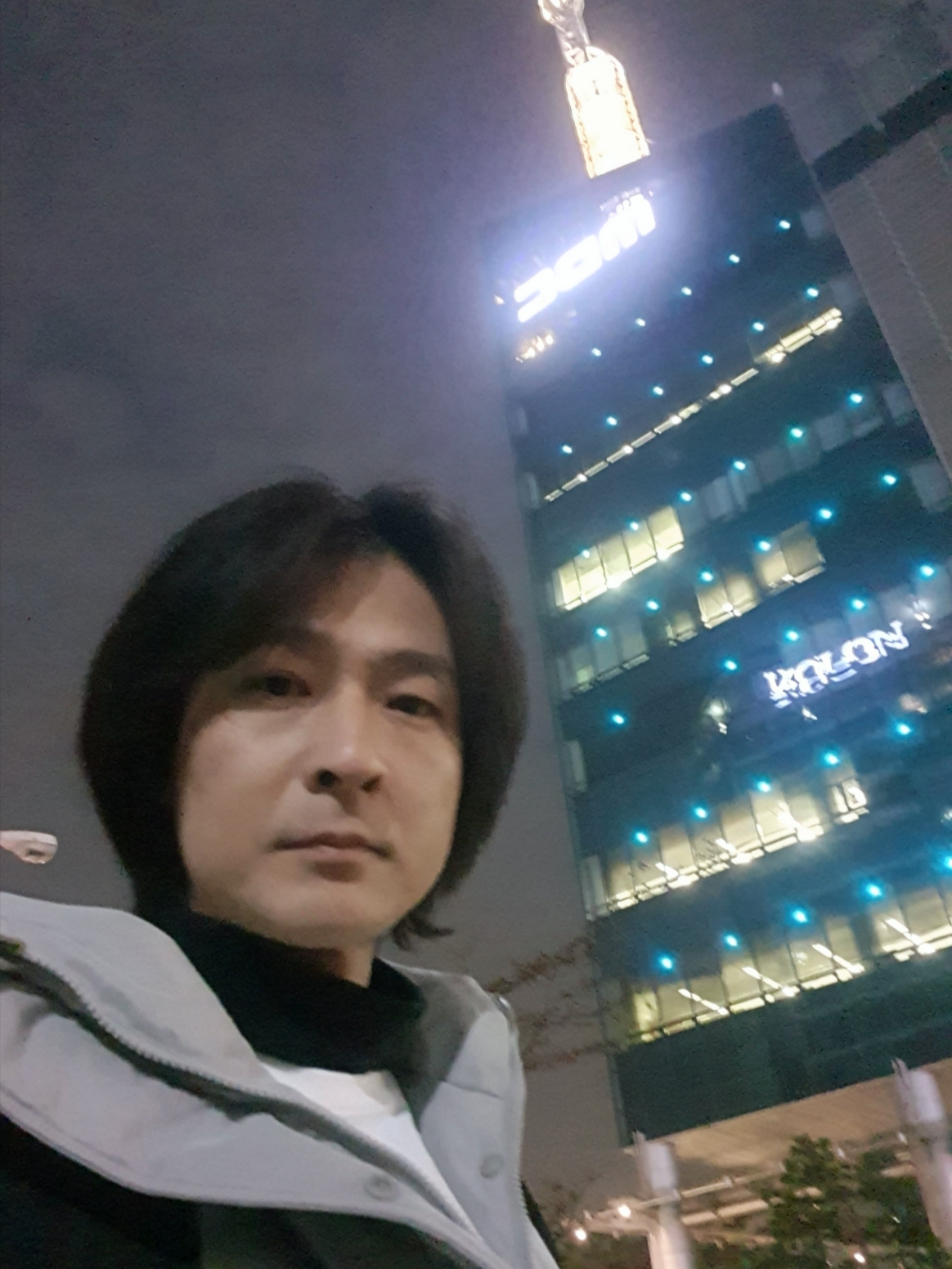 나이키 에어포스 1 '07 로우 트리플 블랙, (W) 어그 타스만 슬리퍼 체스트넛 착용 스타일 - 1