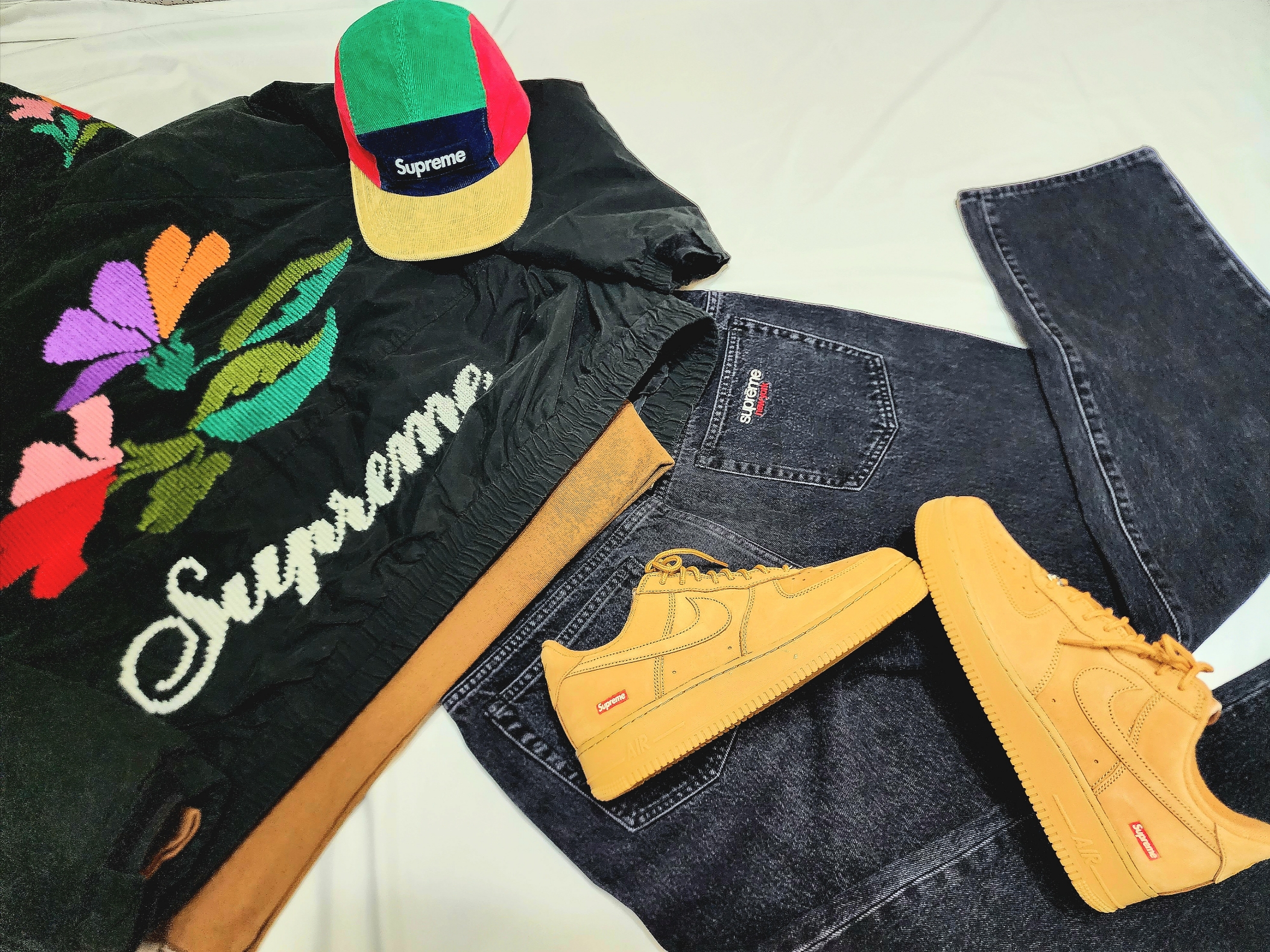 Supreme x Bless Crewneck Olive Brown - 23FW, Supreme Corduroy Camp Cap Grey - 23FW 착용 스타일 - 3
