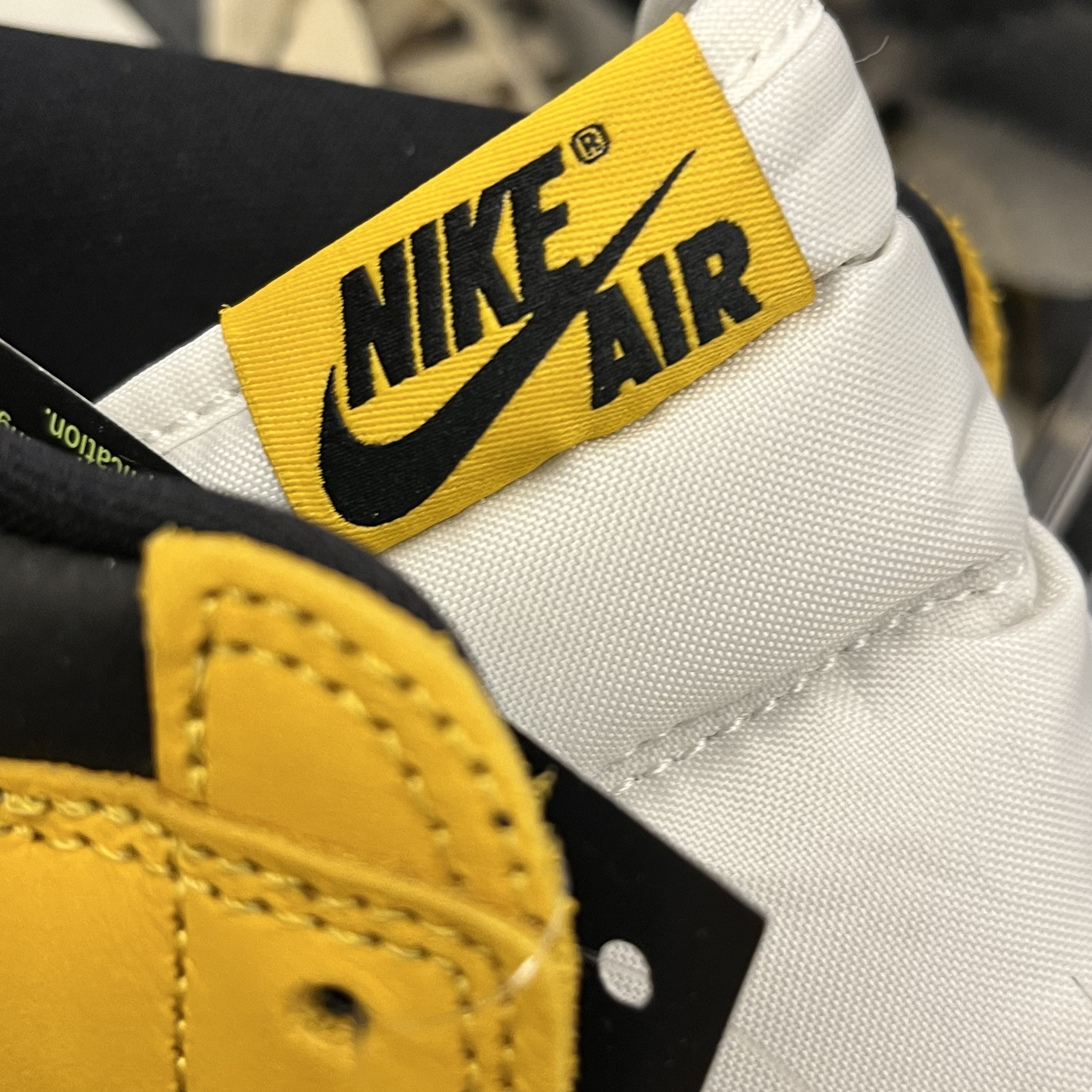Jordan 1 Retro High OG Yellow Ochre 착용 스타일 - 1
