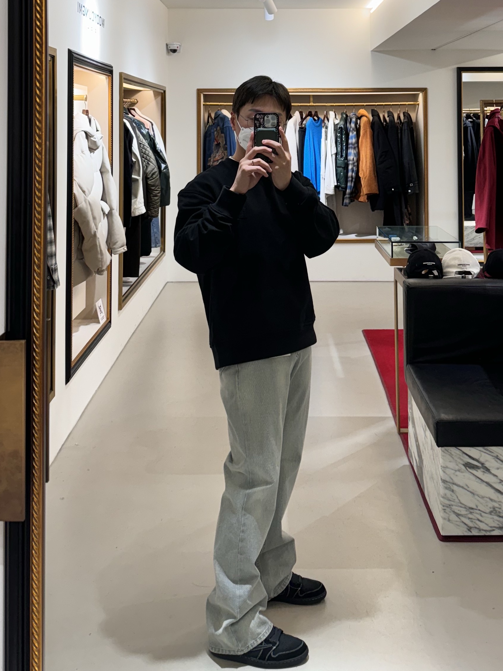Jordan 1 x Travis Scott Retro Low OG SP Black Phantom, Wooyoungmi Flower Back Logo T-Shirt Black - 24SS 착용 스타일 - 2