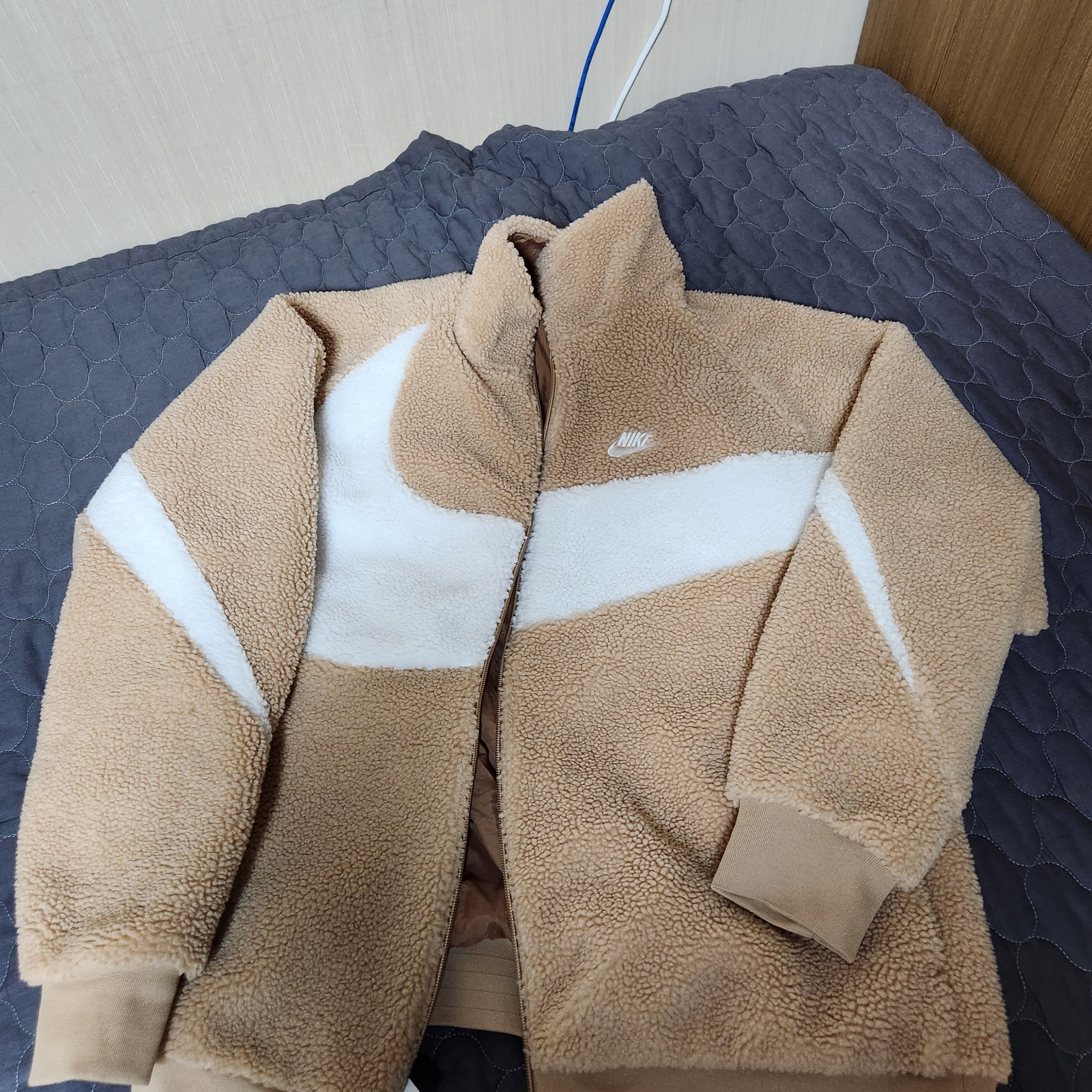 Nike Big Swoosh Full Zip Jacket Hemp White 착용 스타일