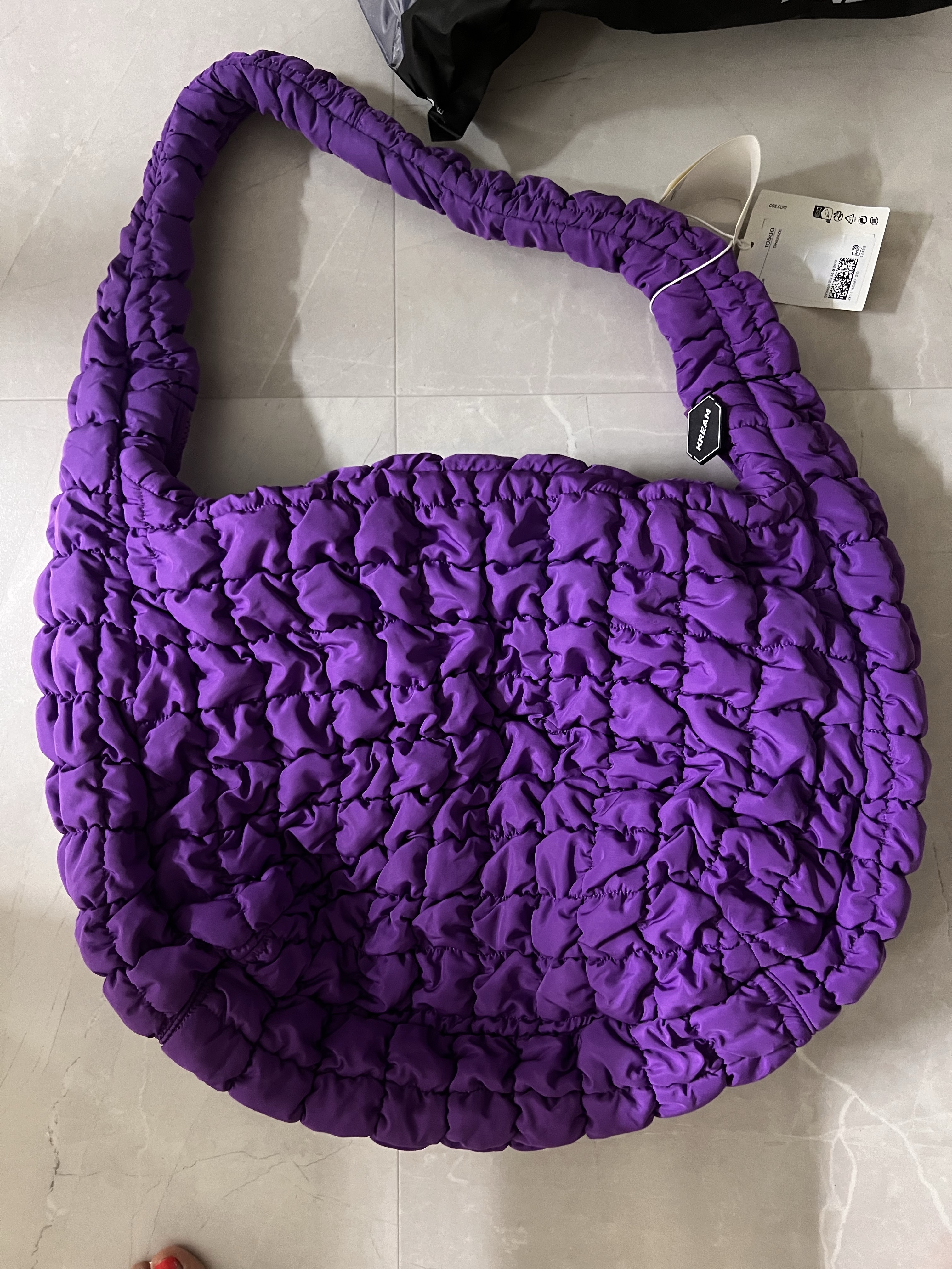 COS Quilted Oversized Shoulder Bag Purple 착용 스타일 - 1