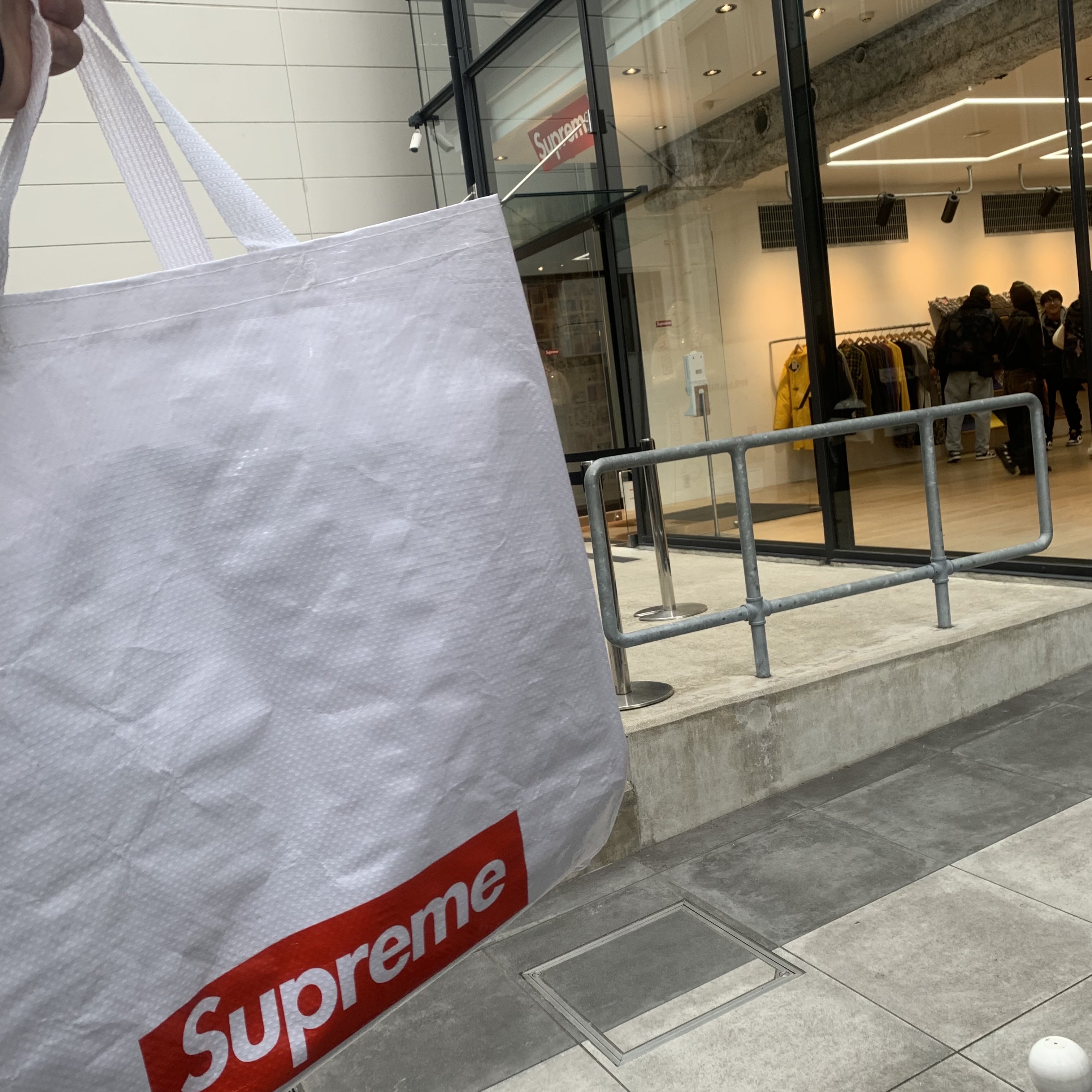 Supreme Duffle Bag Black - 23FW, Supreme New Era Repeat Balaclava Black - 23FW 착용 스타일