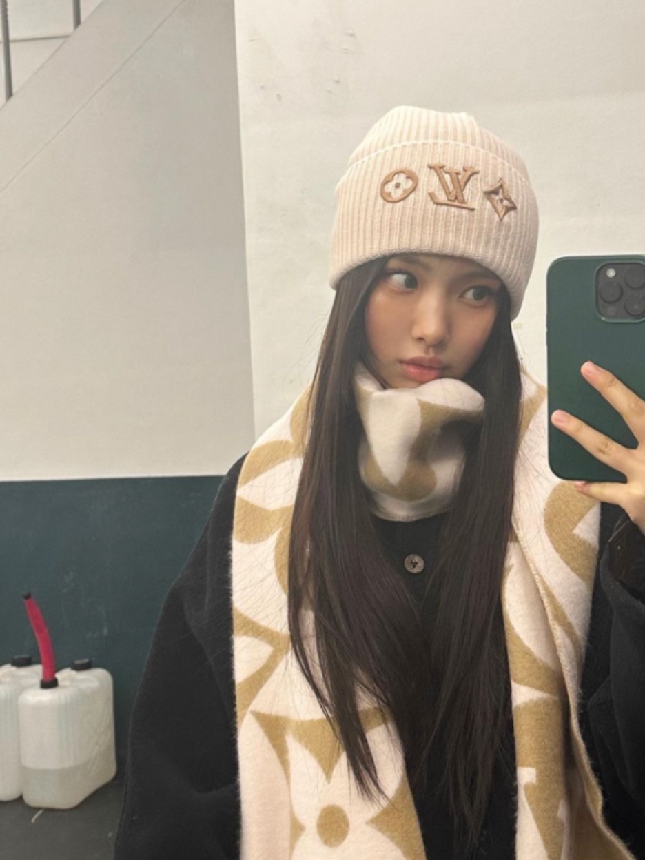 (W) Louis Vuitton LV Medallion Muffler S00 Beige Rose, (W) Louis Vuitton Headline Beanie Beige Rose 착용 스타일 - 2