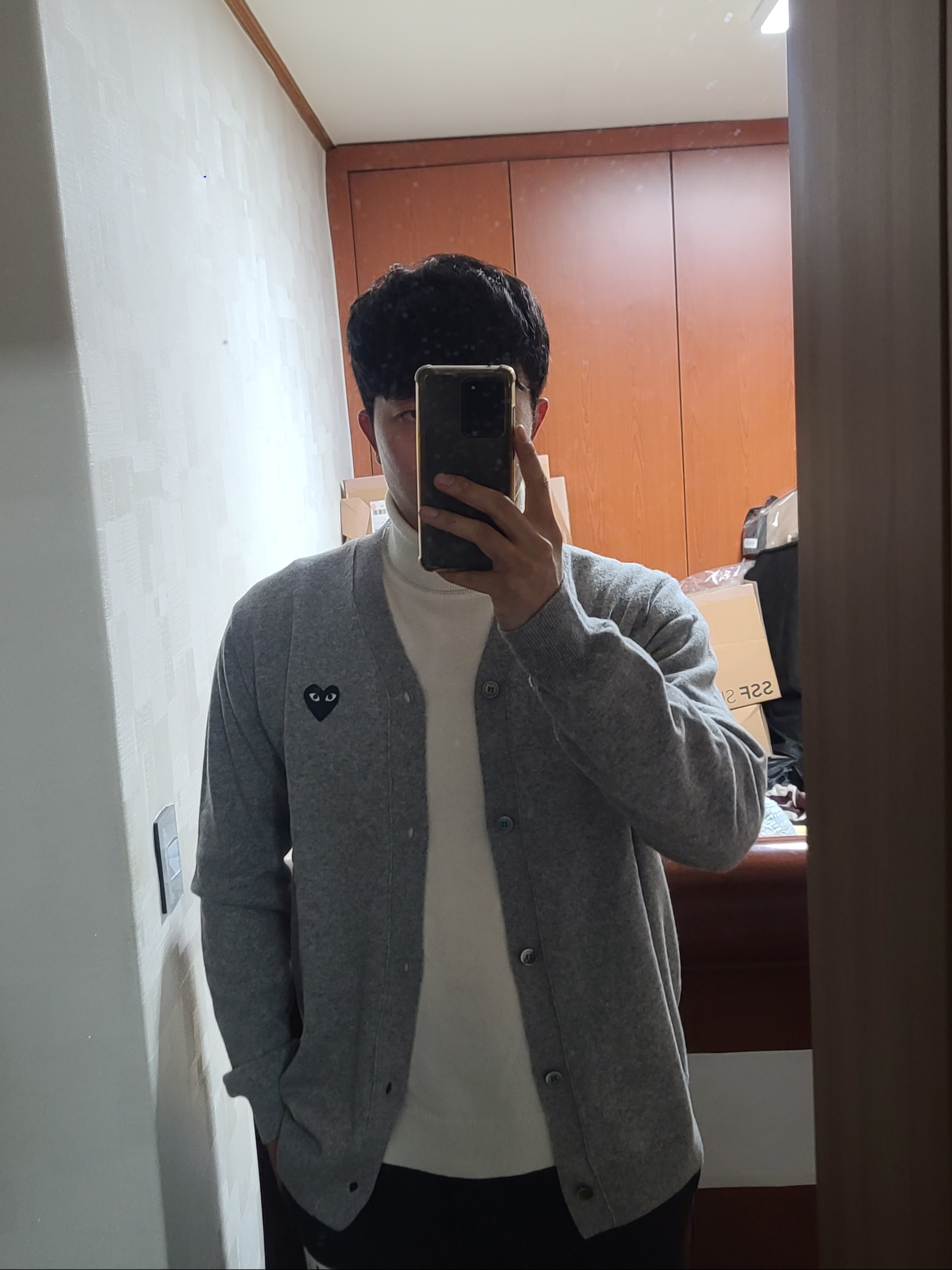 플레이 꼼데가르송 블랙 하트 니트 가디건 그레이 착용 스타일