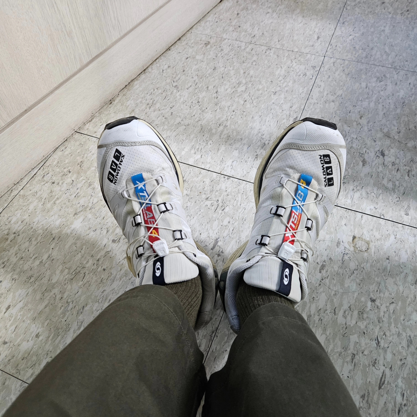 Salomon XT-4 White Lunar Rock, Omega Seamaster Planet Ocean 600M Co Axial Master Chronometer Steel Black 착용 스타일 - 5