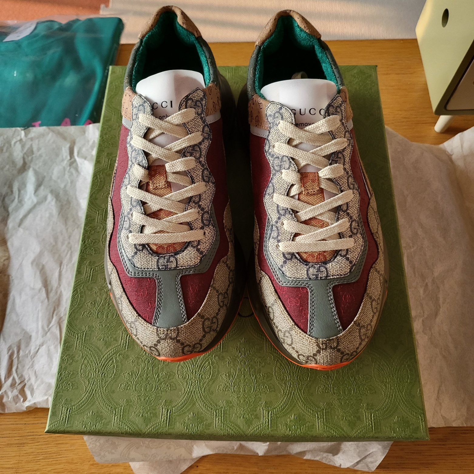 Gucci Original GG Rhyton Sneakers Brick Red 착용 스타일