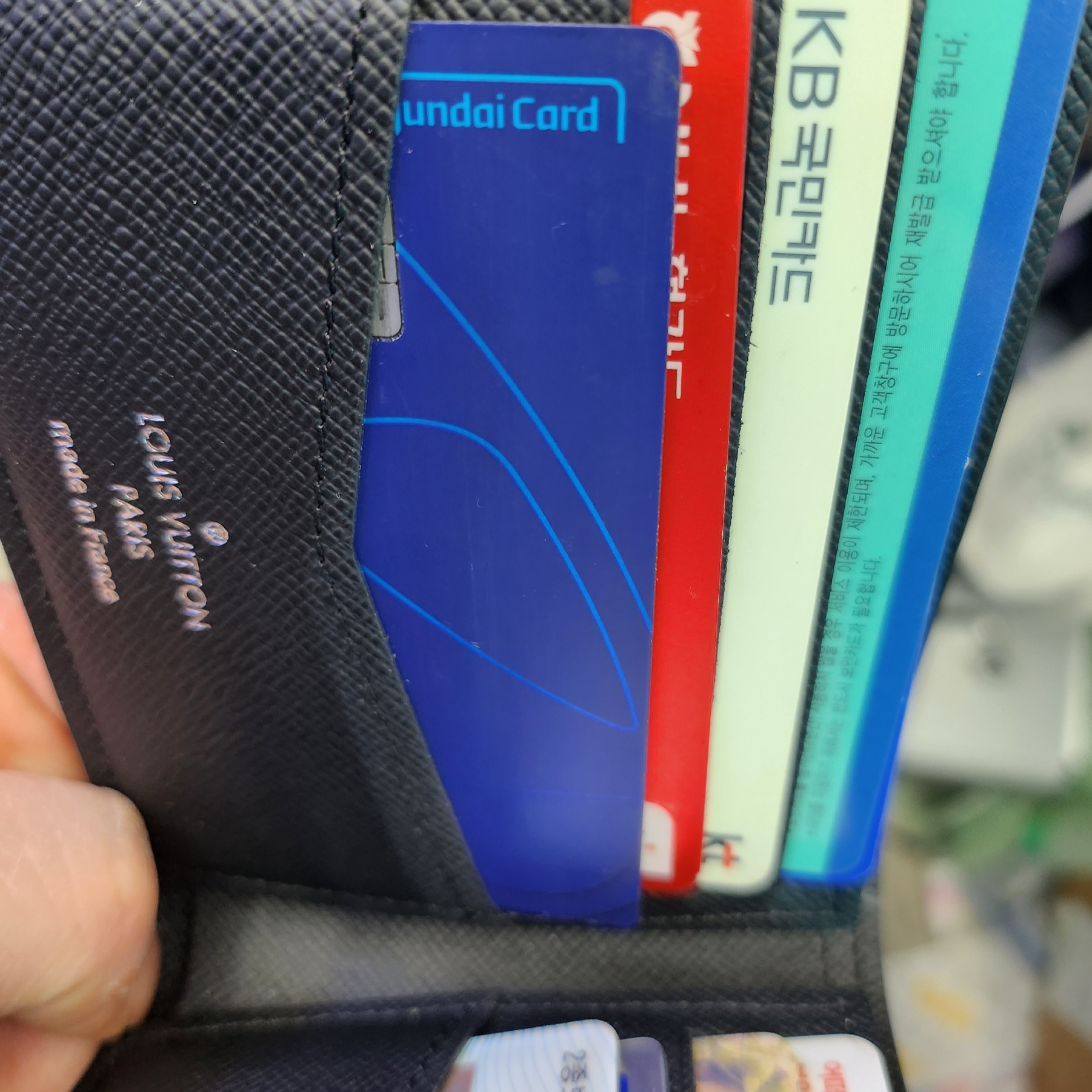 Louis Vuitton Slender Wallet Monogram Eclipse 착용 스타일