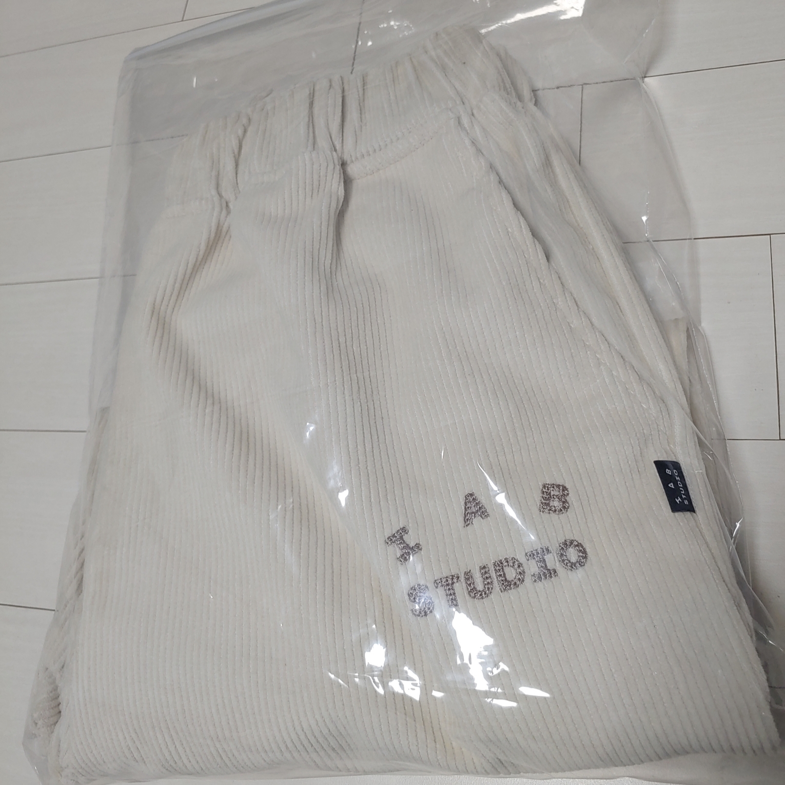 IAB Studio Corduroy Pants Cream Mud 착용 스타일