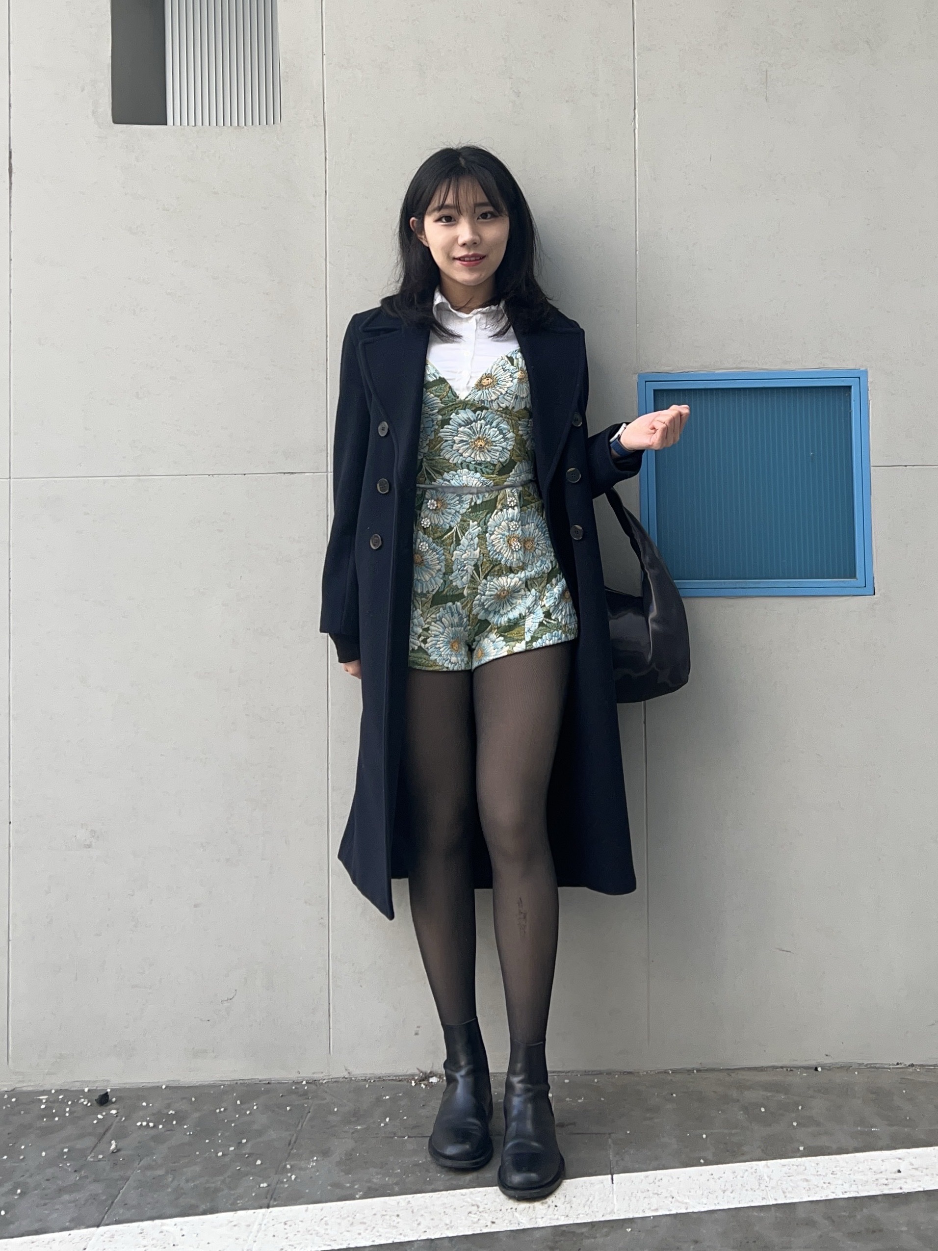 COS Mini High-Shine Shoulder Bag Navy 착용 스타일 - 2
