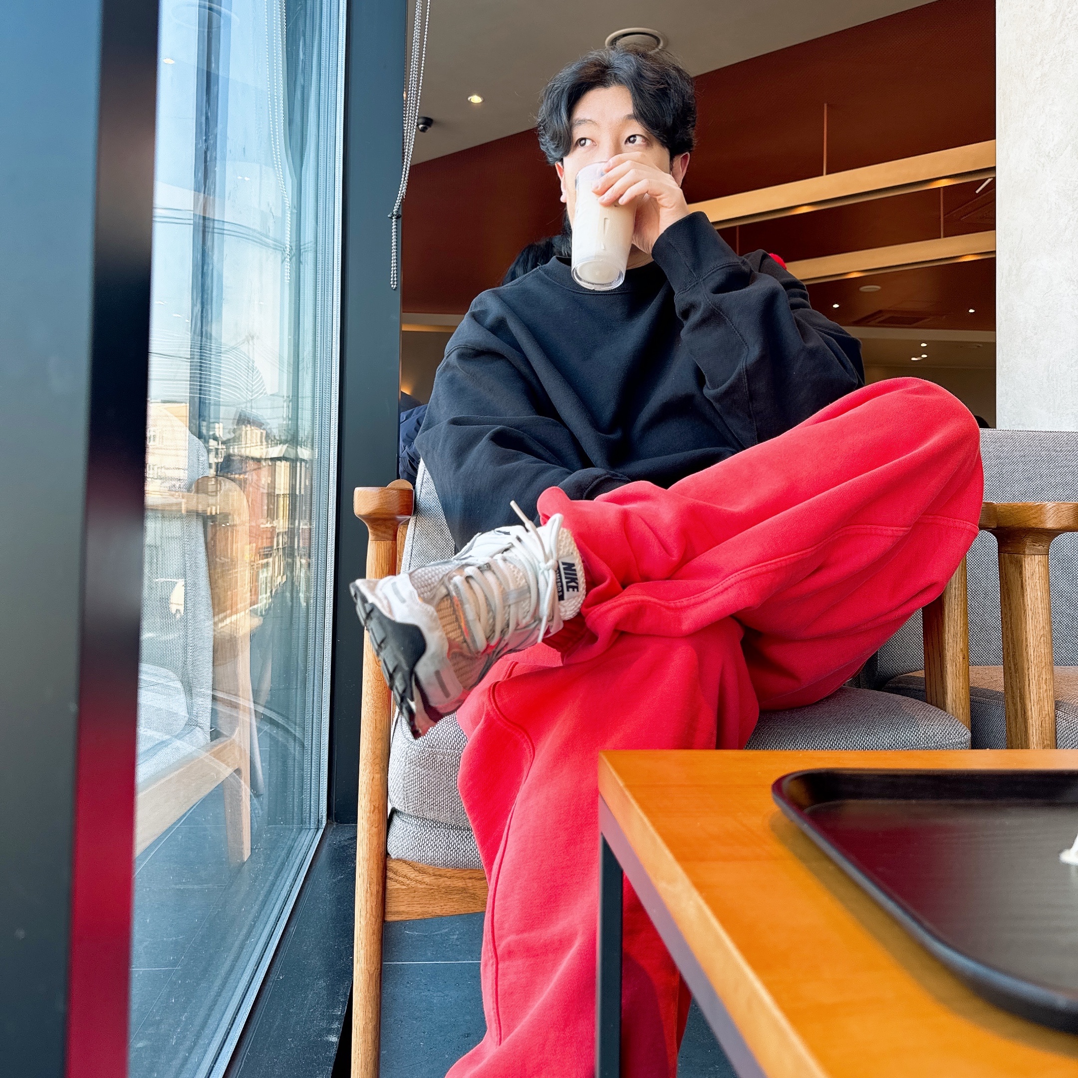 Nike x Stussy NRG Washed Fleece Crewneck Black (DO5310-010), Nike x Stussy Pigment Dyed Fleece Pants Habanero Red (FJ9157-642) 착용 스타일