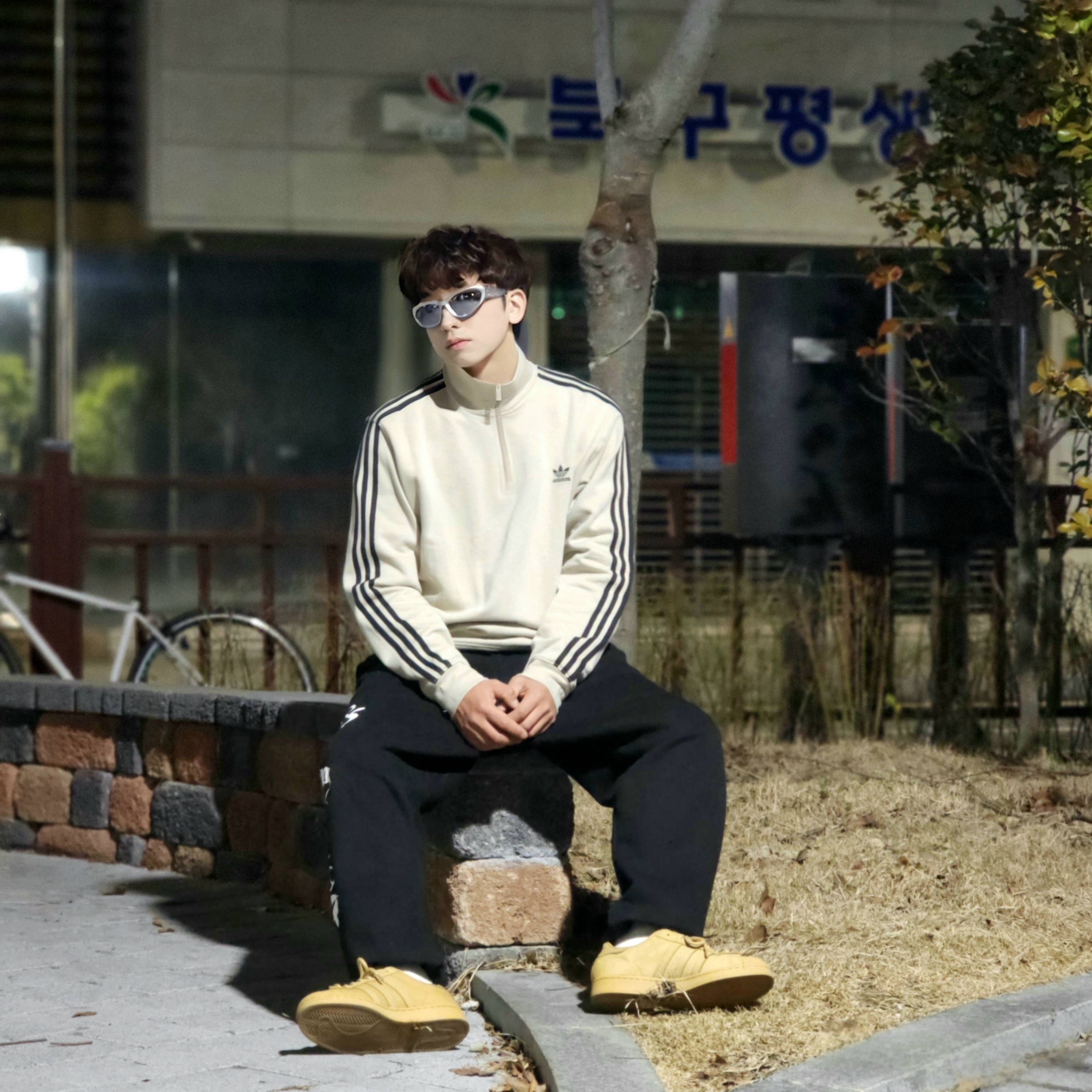 Adidas Superstar Golden Beige 착용 스타일 - 3
