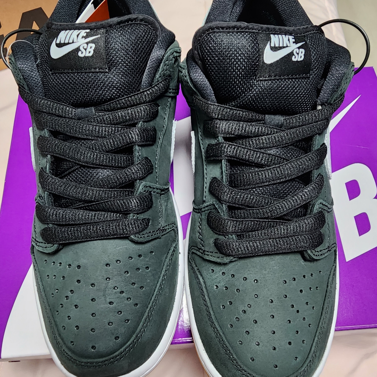 Nike SB Dunk Low Pro Black White 착용 스타일 - 1