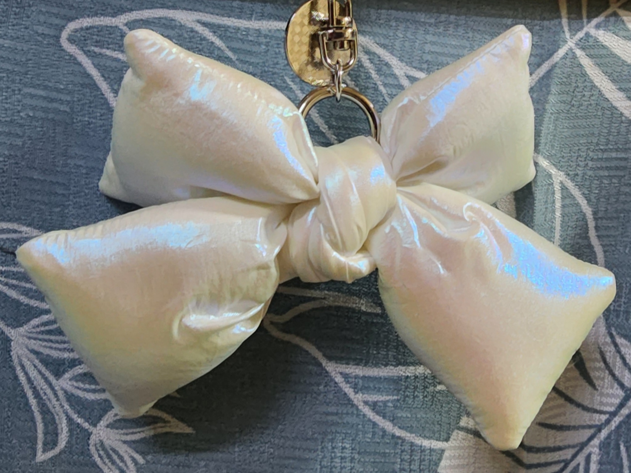 [KREAM 단독] Bloomingtale Padded Ribbon Keyring White 착용 스타일