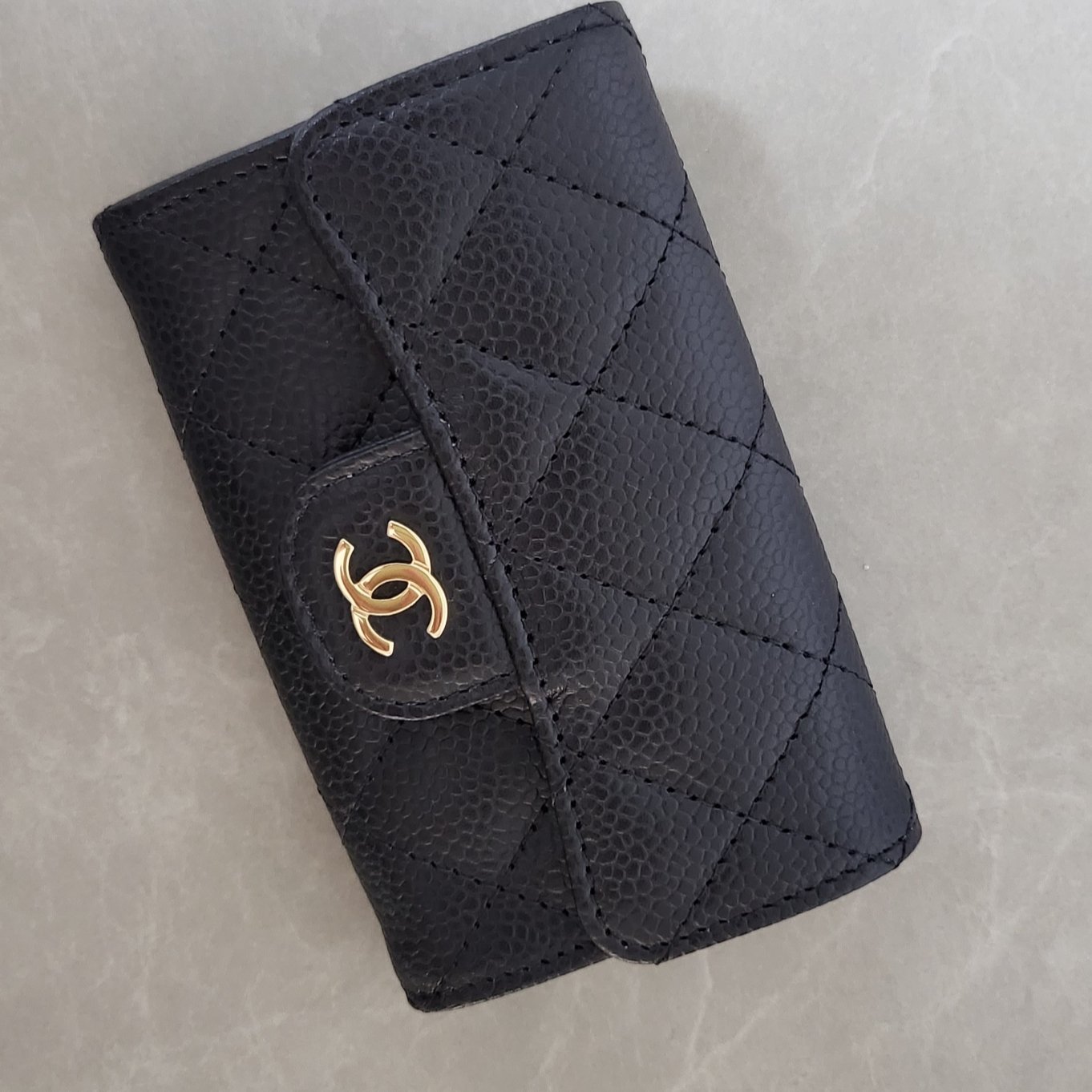 Chanel Classic Card Holder Grained Calfskin & Gold Black 착용 스타일