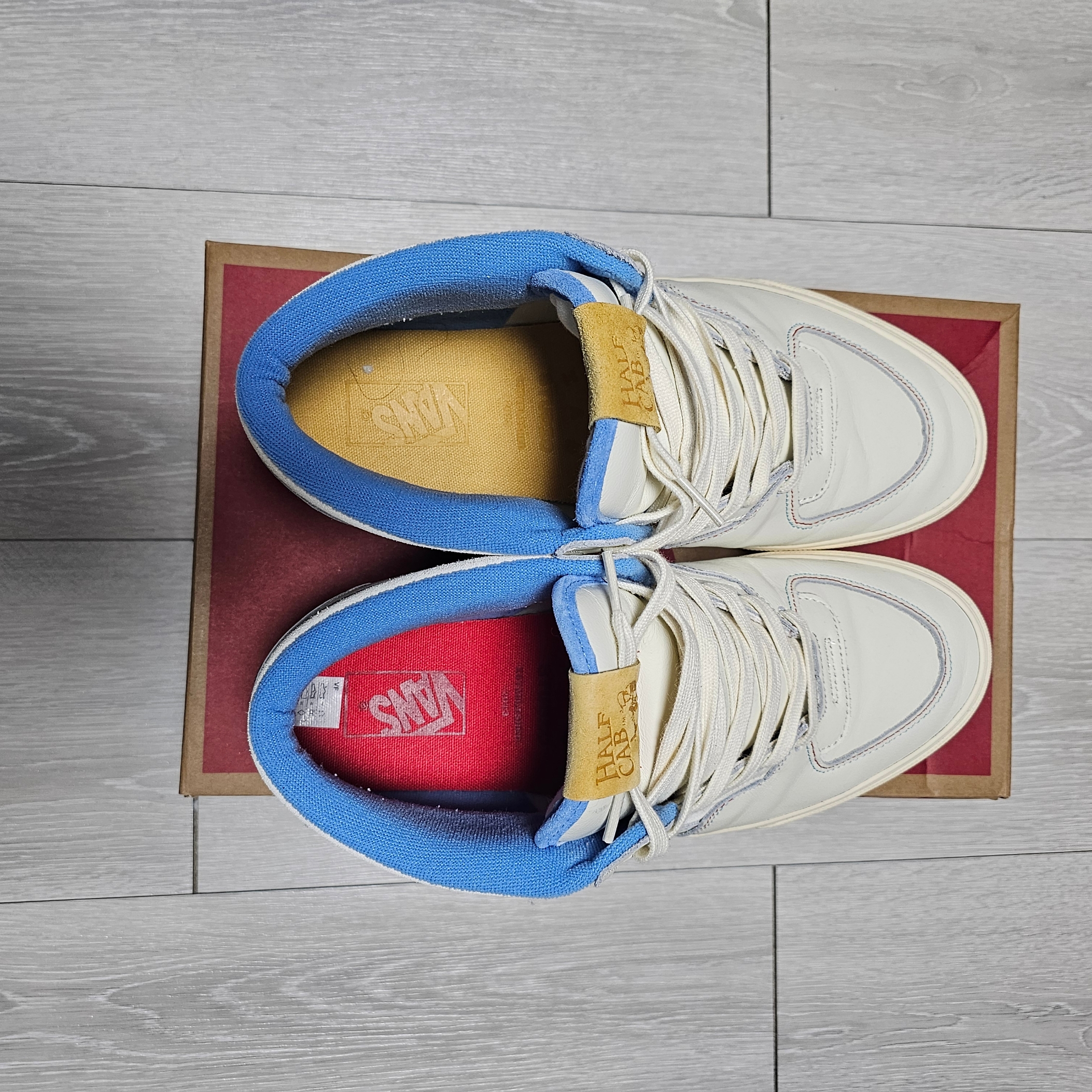 Vans x IAB Studio Half Cab Marshmallow Antique White 착용 스타일 - 2